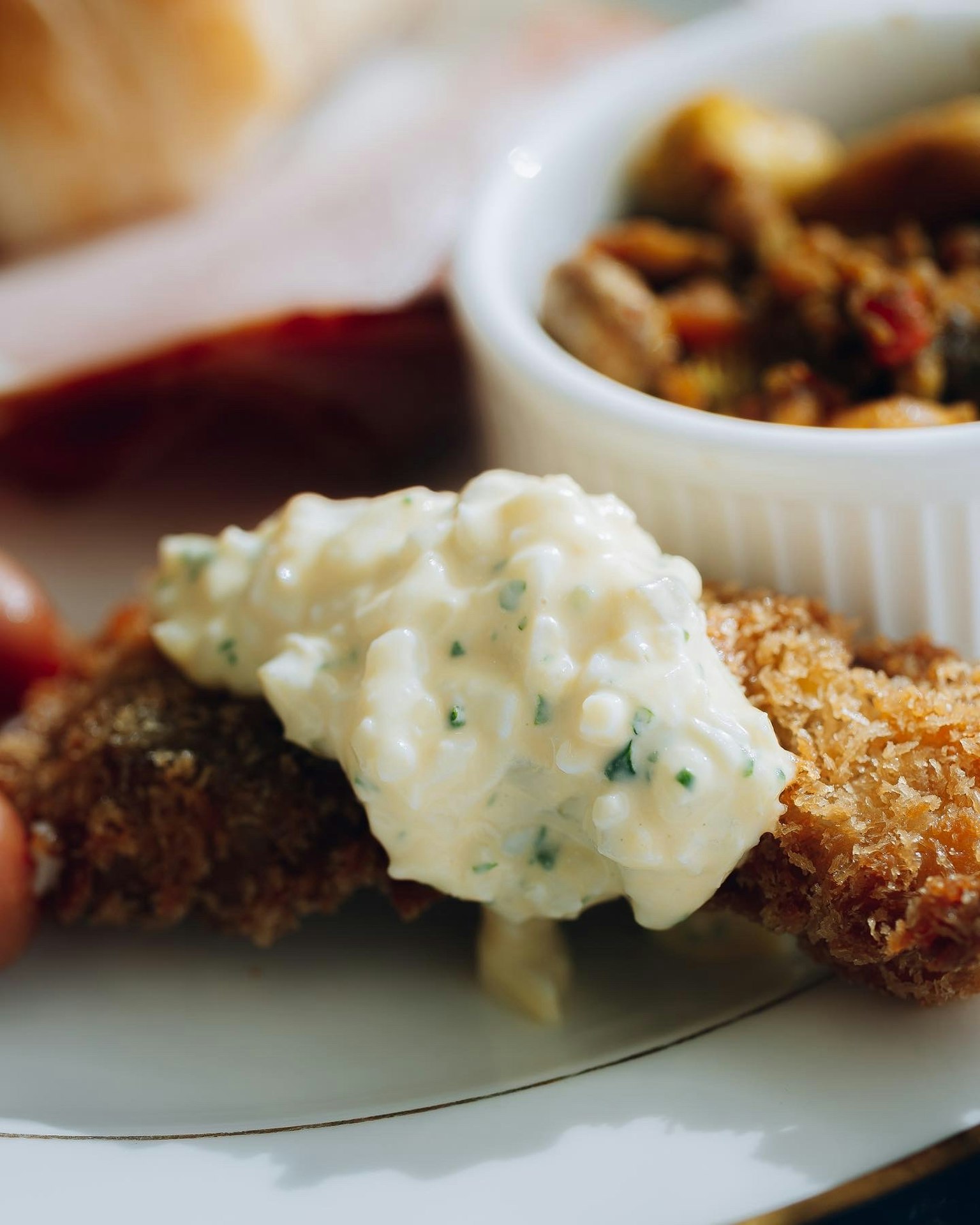 Nahaufnahme von frittiertem Essen mit cremiger Sauce