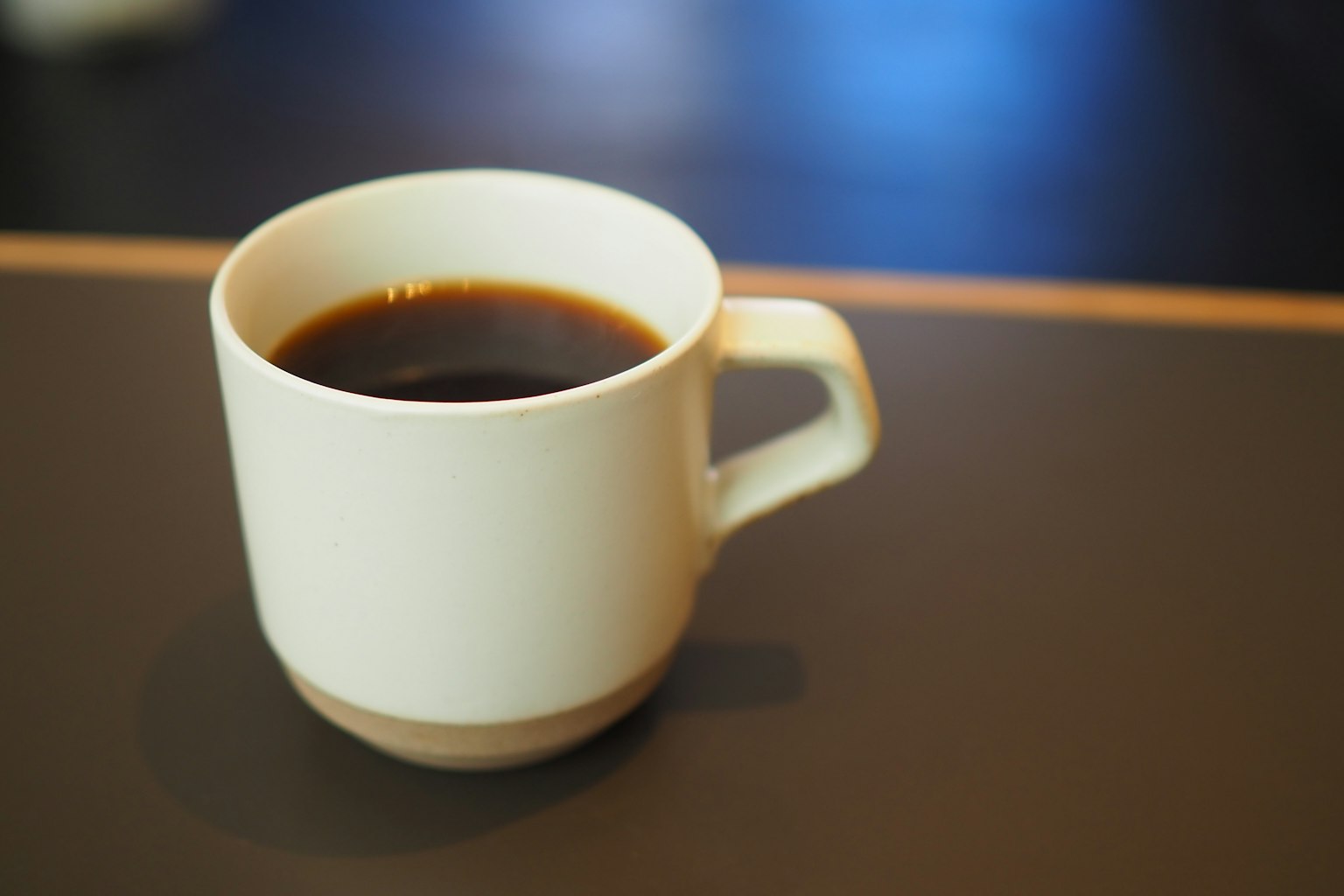 一个装有黑咖啡的白色咖啡杯