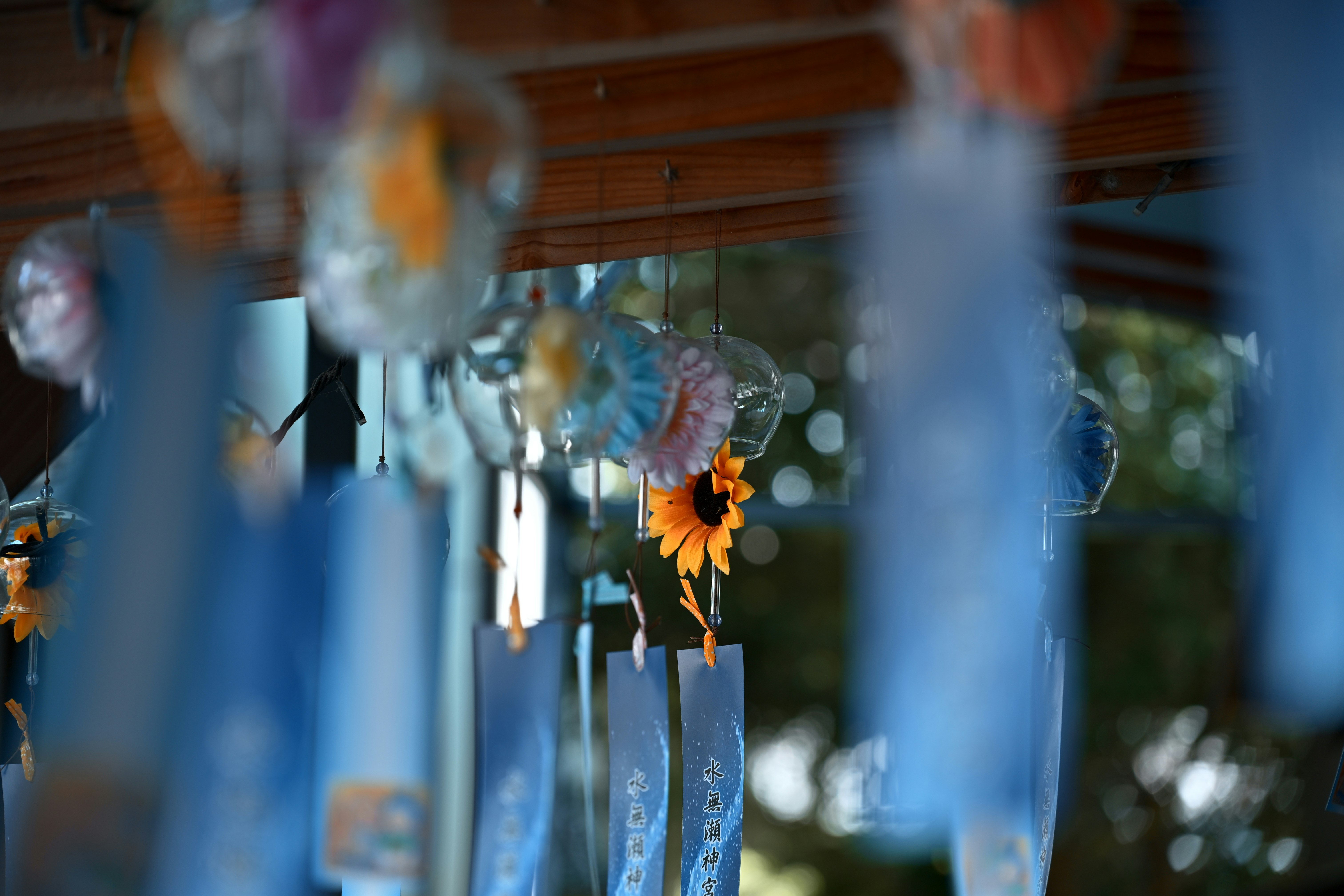 Petites fleurs et décorations florales dans des vases bleus