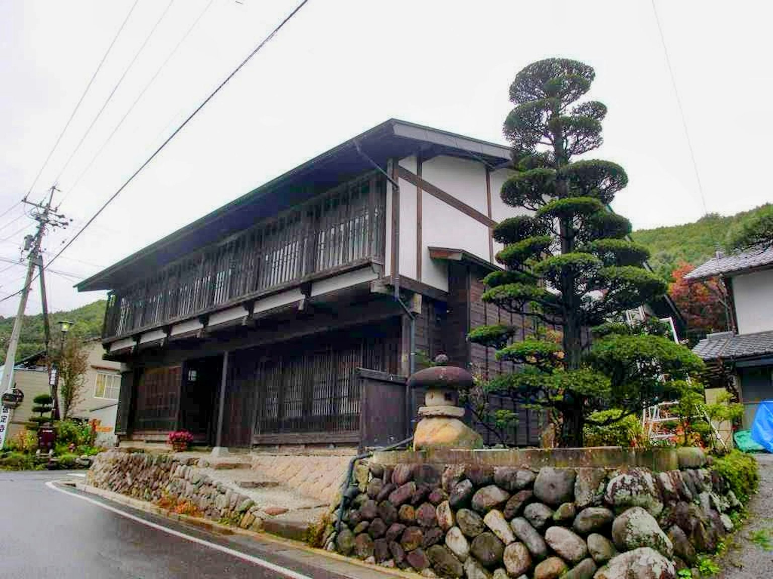 Casa japonesa tradicional con un jardín bien cuidado