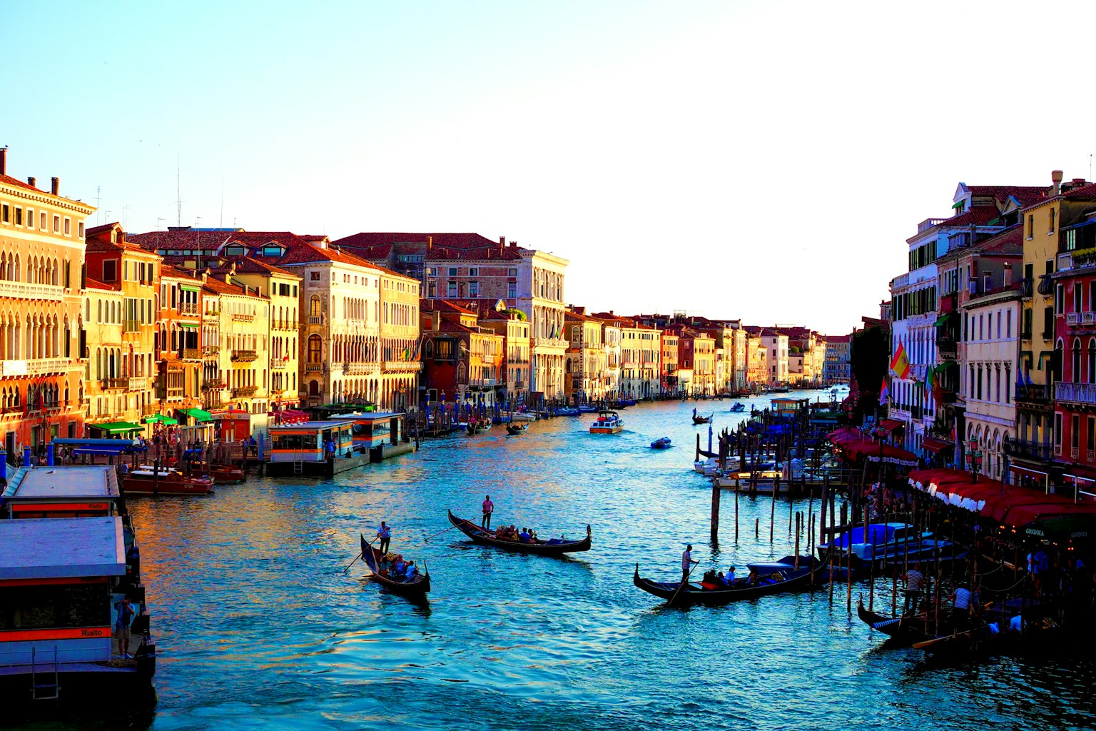 Cảnh đẹp của những chiếc gondola trên kênh ở Venice với các tòa nhà lịch sử