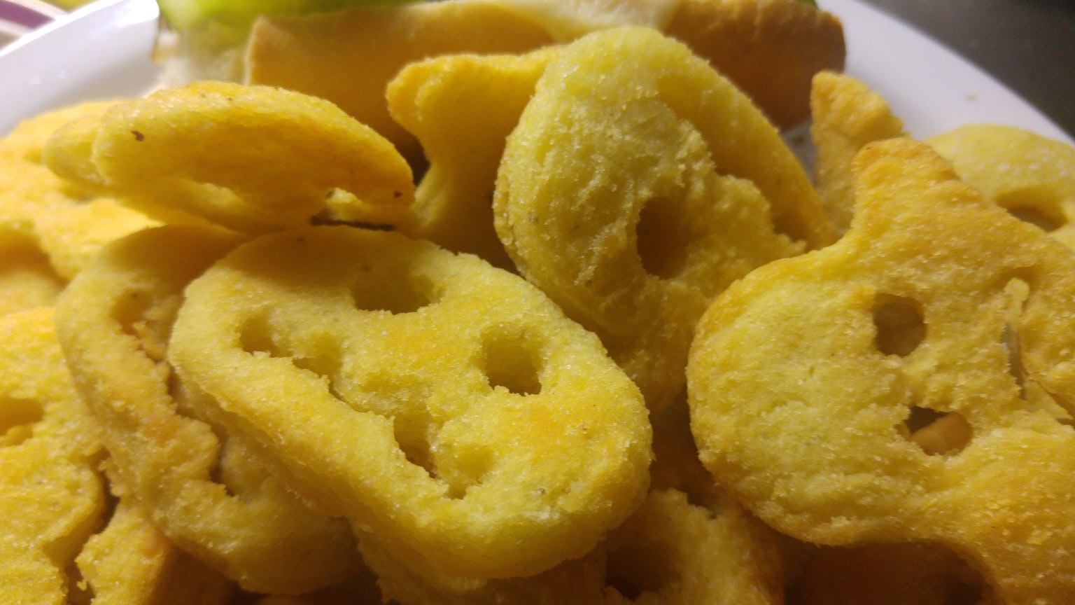 Snack gialli disposti su un piatto