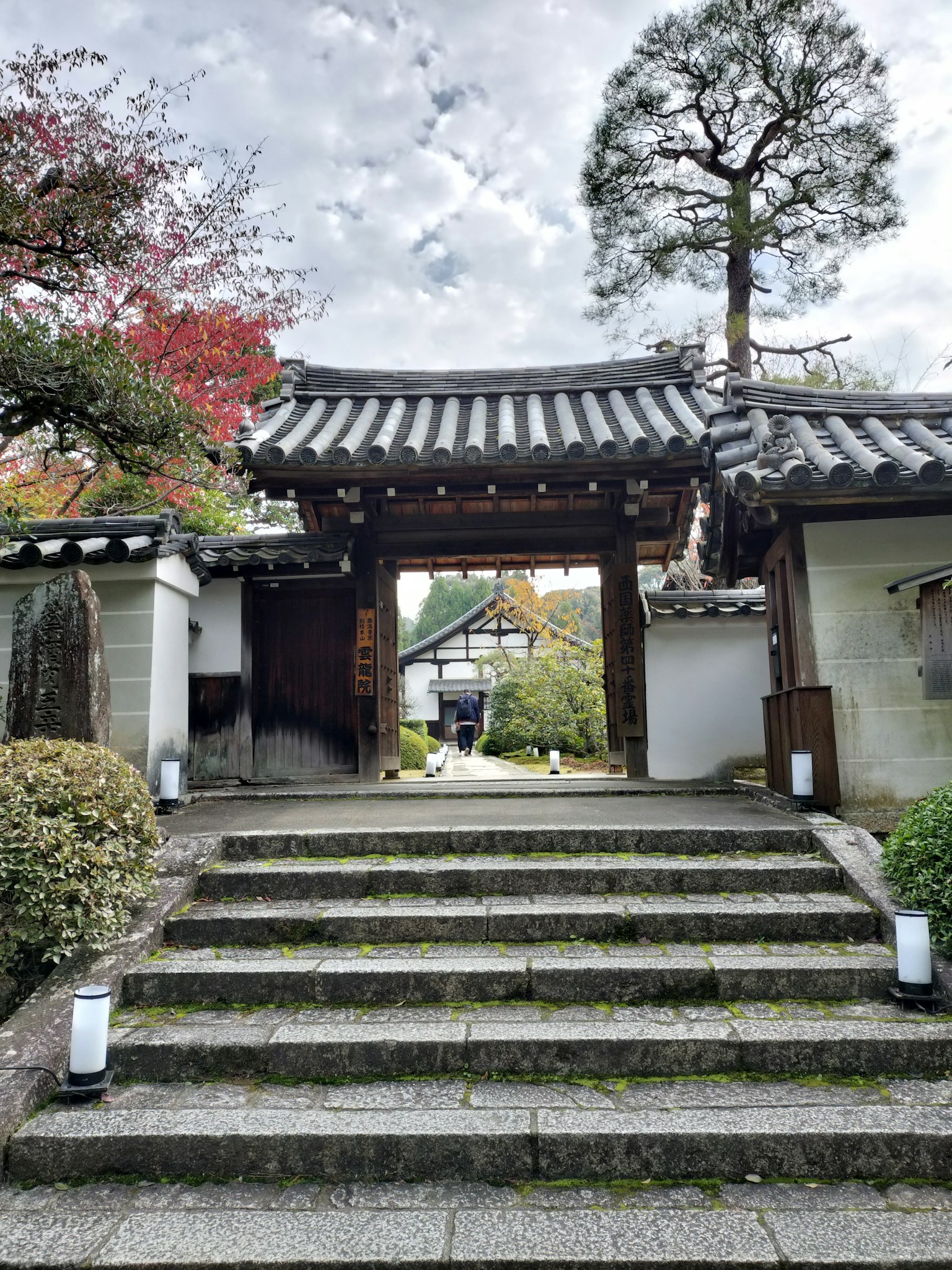 Pemandangan taman Jepang dengan tangga batu dan gerbang tradisional