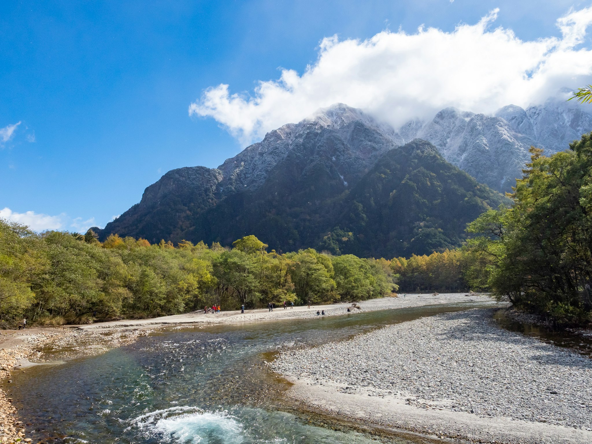山並みを望む川沿いの自然風景