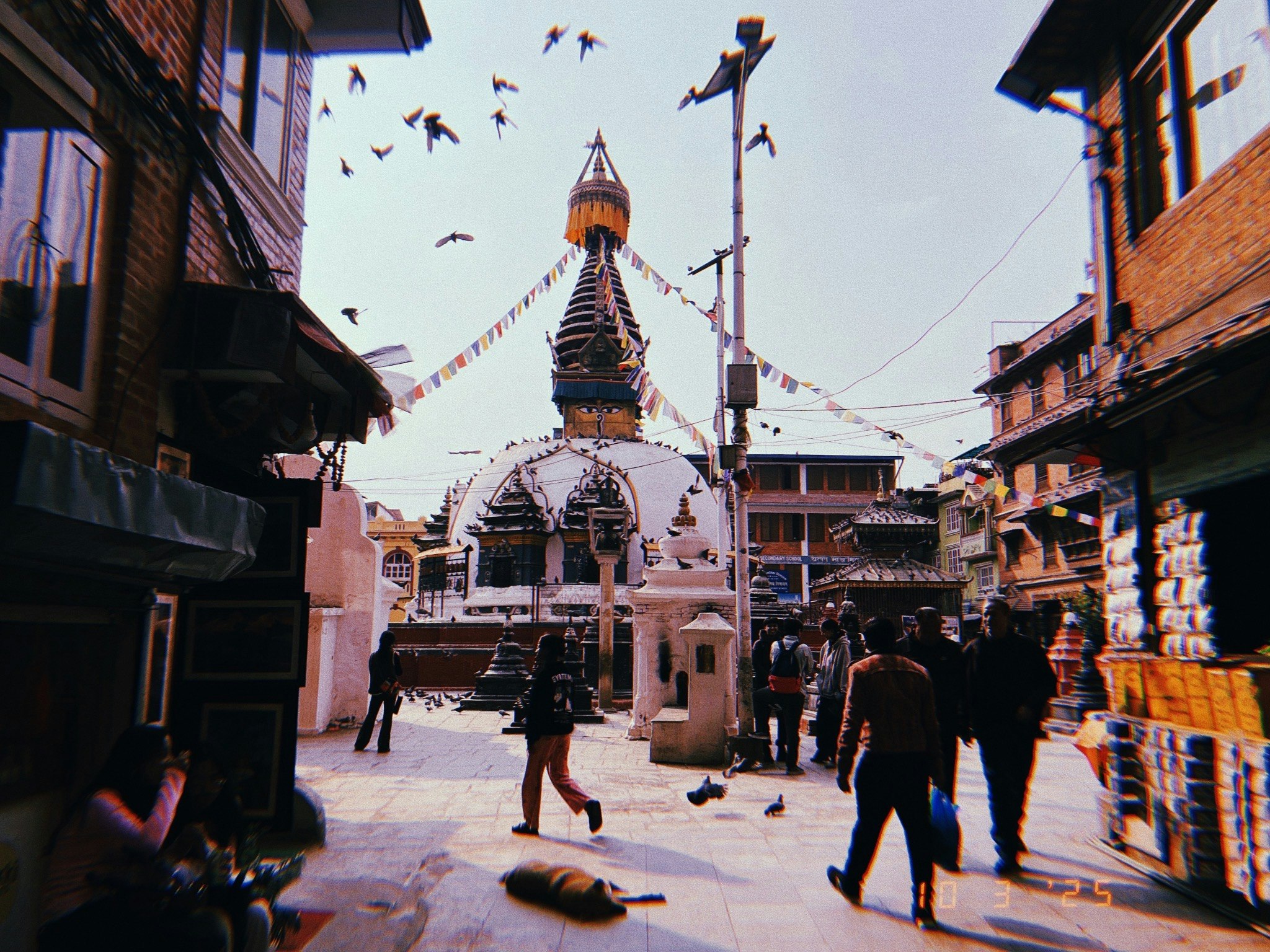 una via con un tempio nepalese