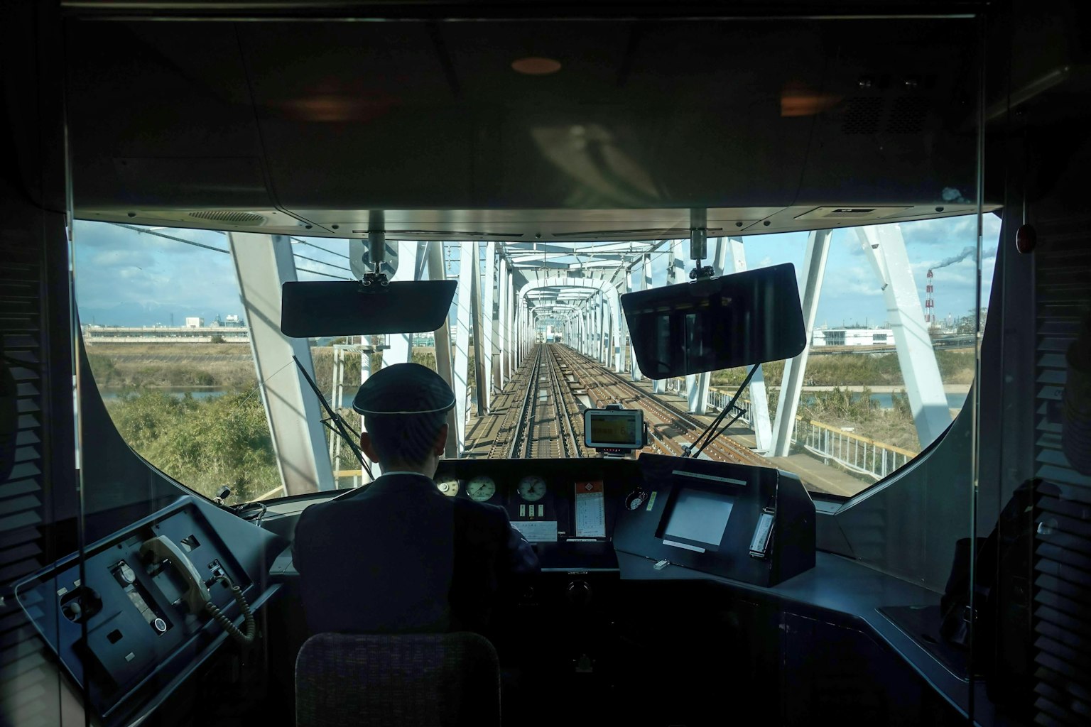 Blick aus der Fahrerkabine des Zuges auf die Gleise