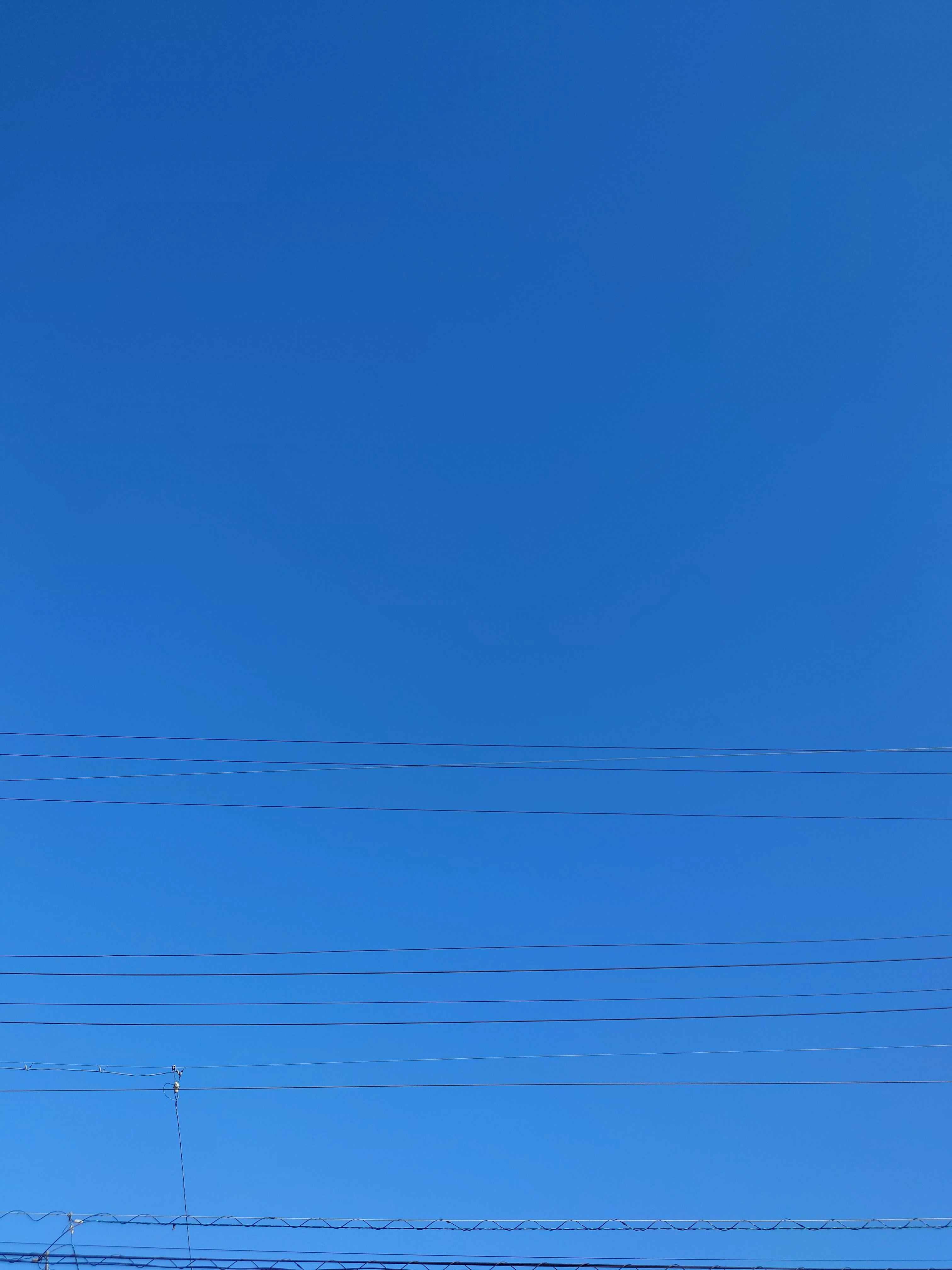 Horizontlinie unter klarem blauem Himmel