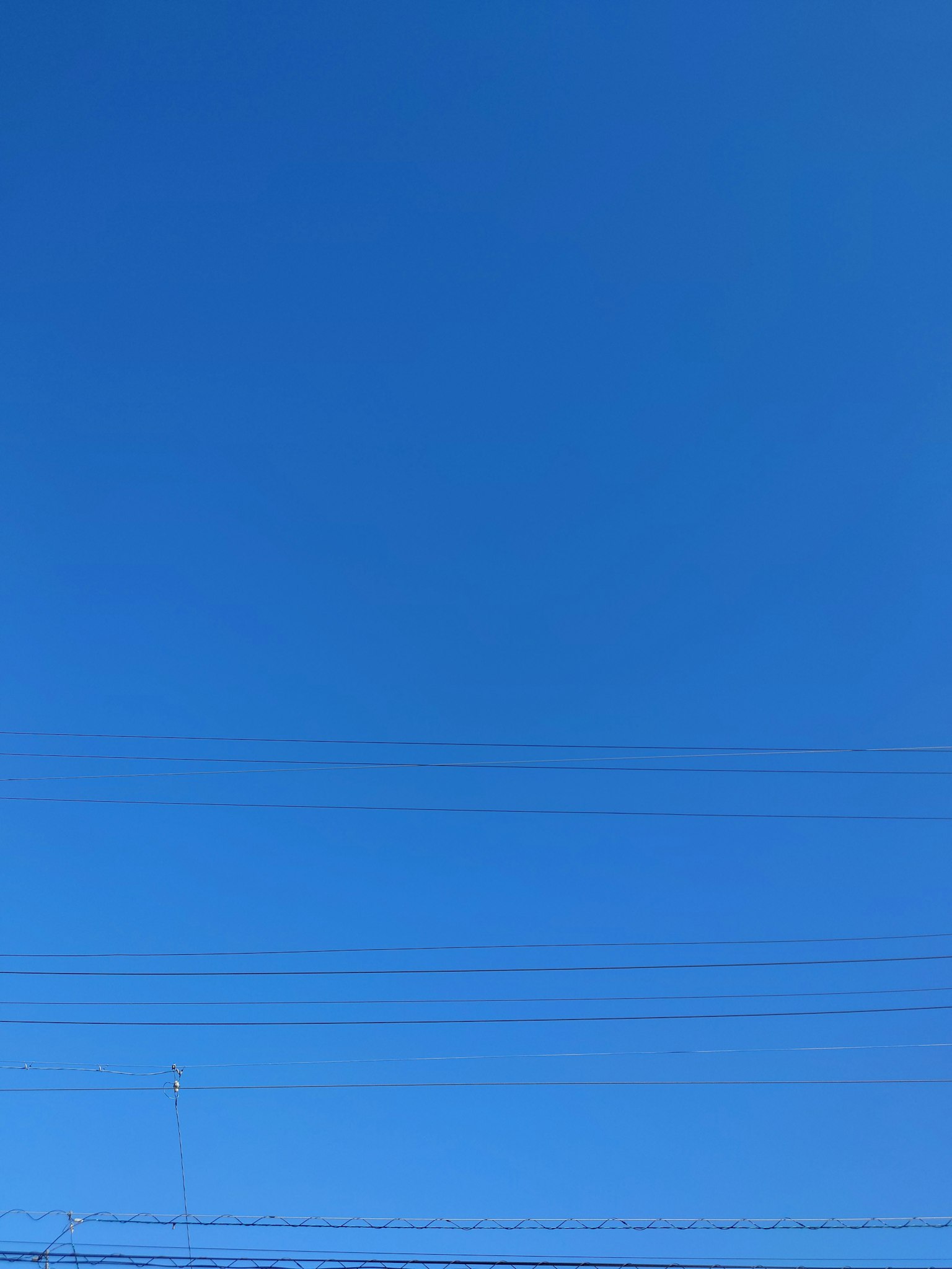 Langit biru cerah tanpa awan dan suasana tenang