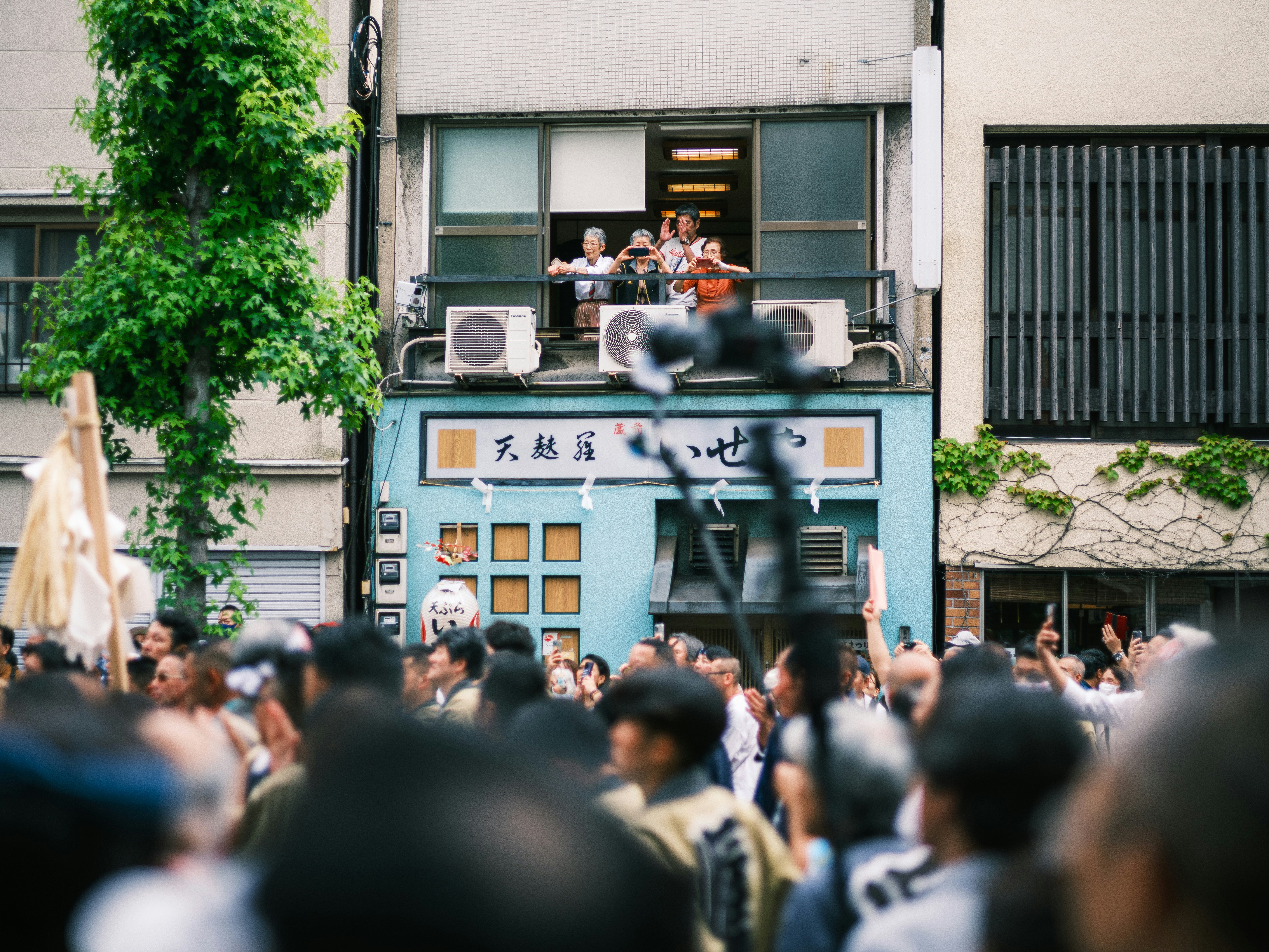 屋外のにぎやかなイベント会場で人々が集まる様子