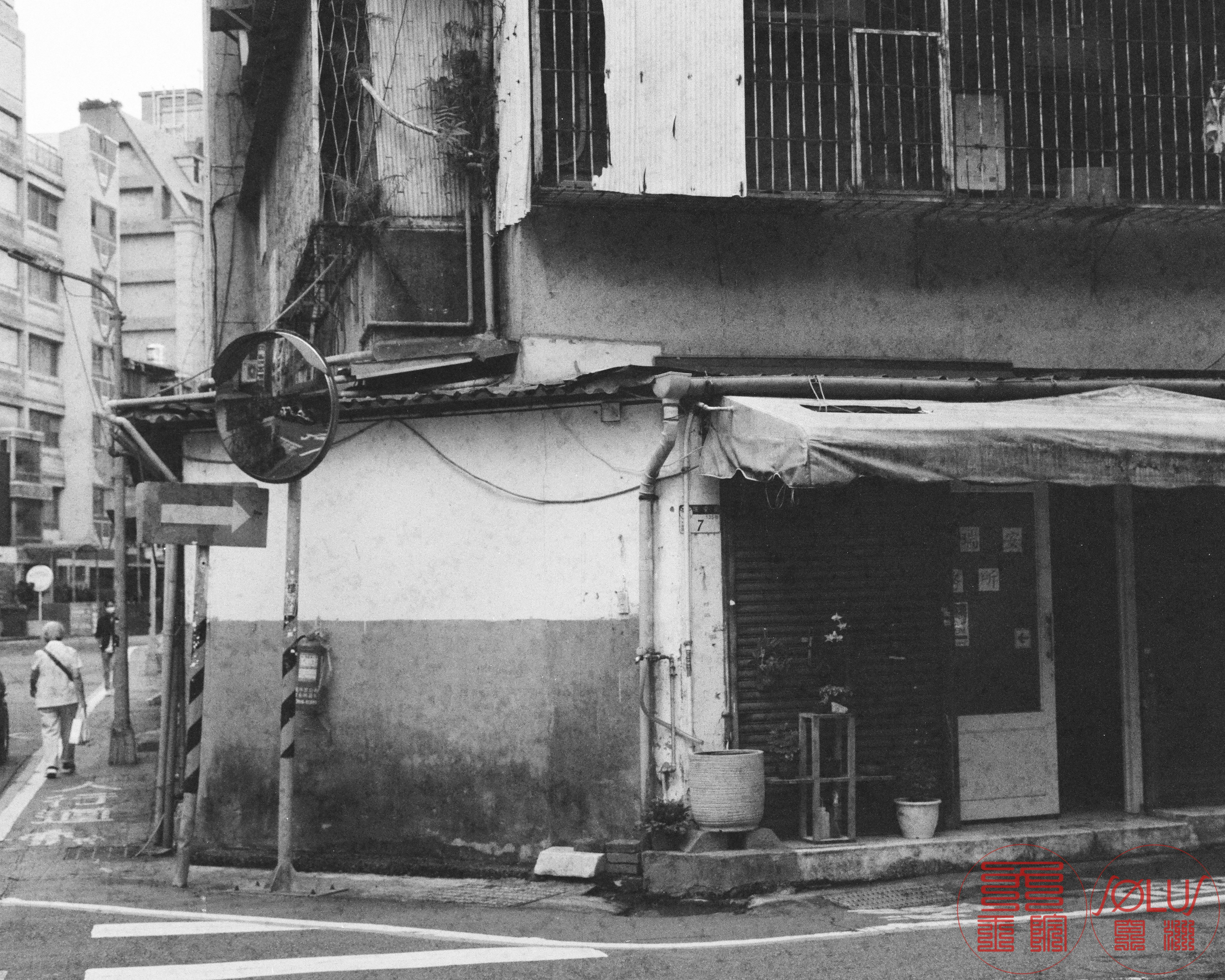台北の路地にある自転車と店先の壁面