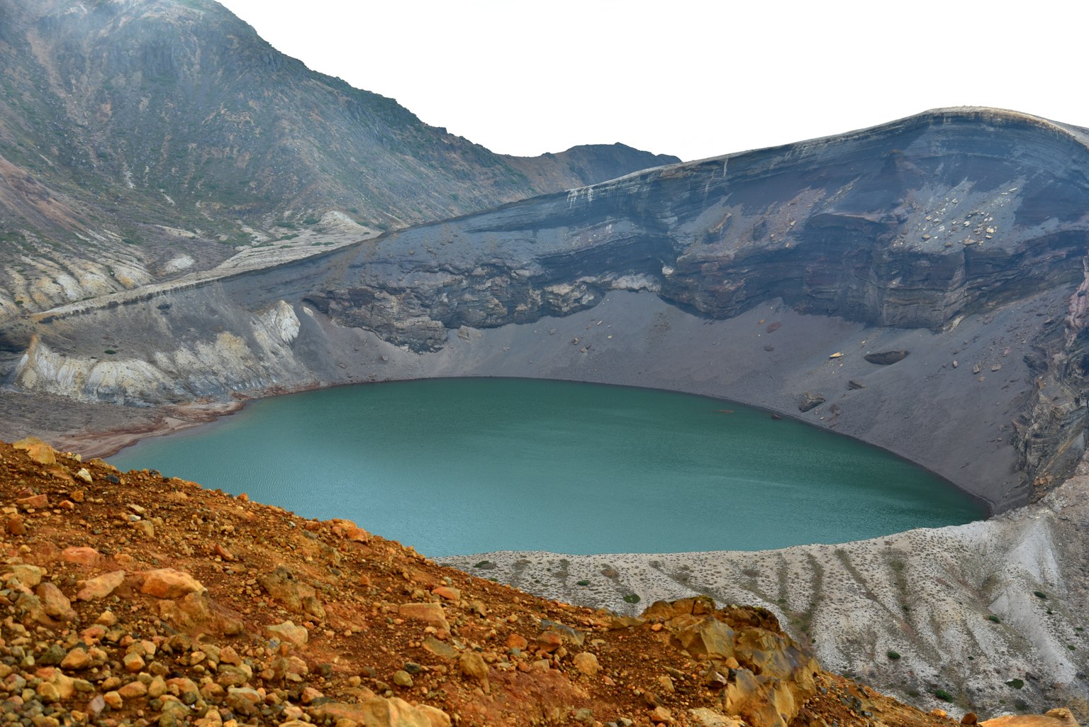 Pemandangan indah kawah gunung berapi dengan danau biru