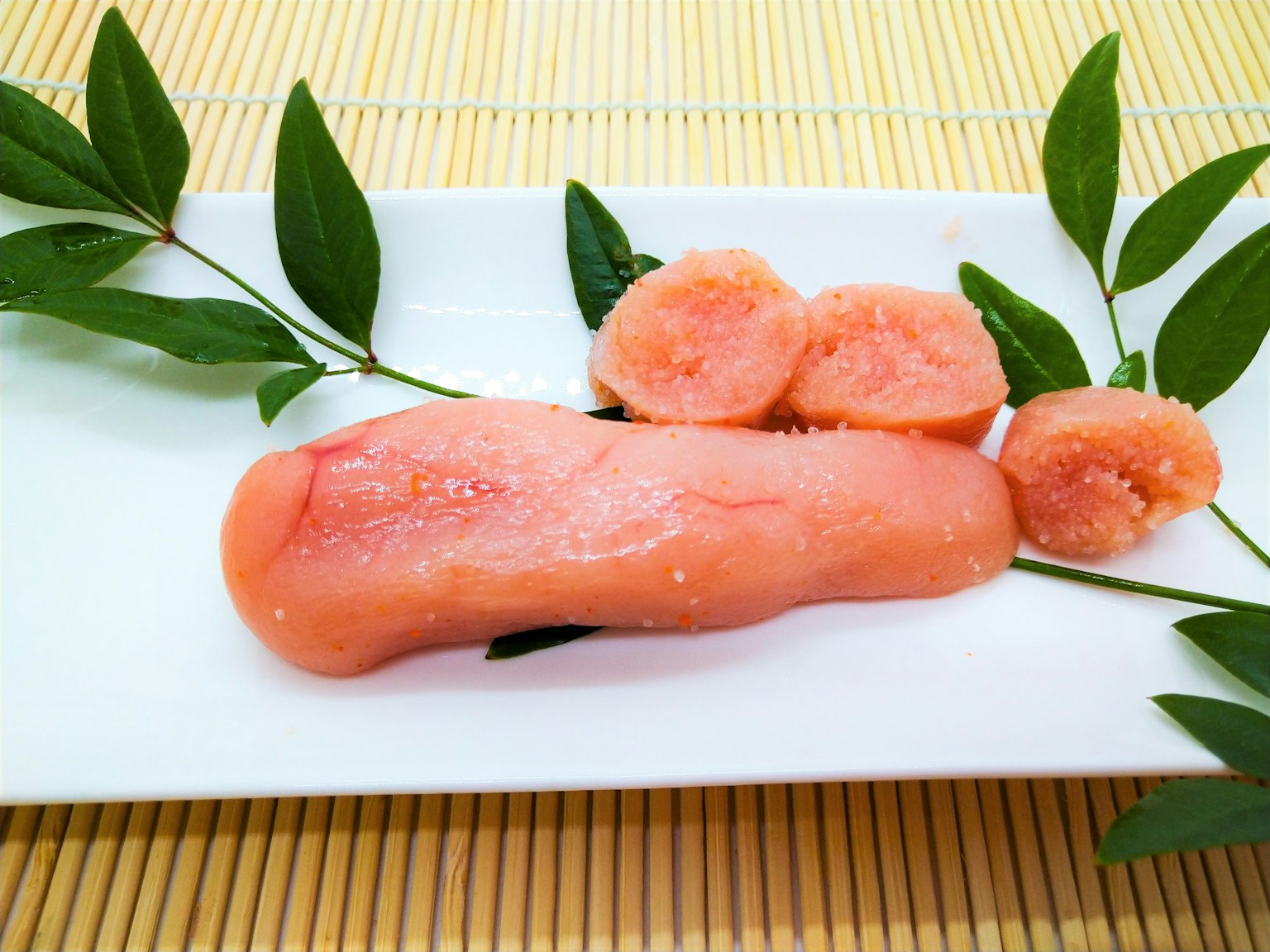 Un plato vibrante de huevas de salmón dispuesto con hojas
