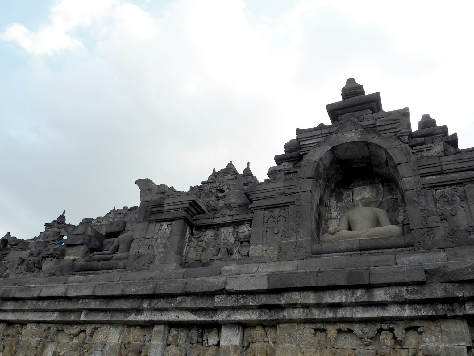 Chùa Borobudur với cấu trúc đá xám và bầu trời nhiều mây