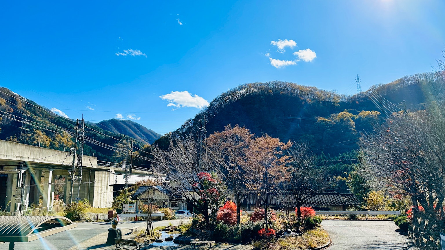 風景如畫的藍天和多彩的樹木背景是山脈