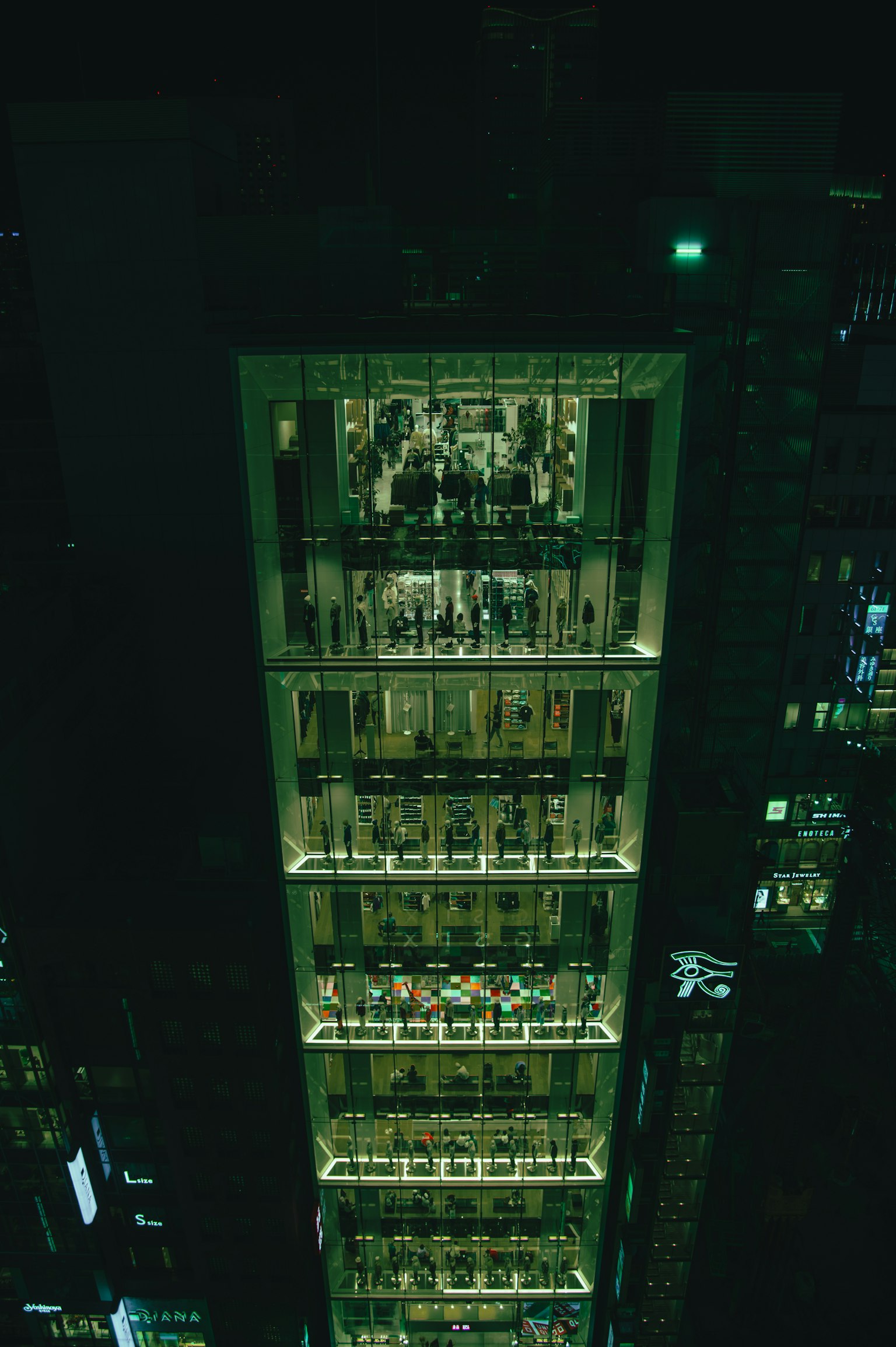 Vista di un centro commerciale in un grattacielo illuminato di notte