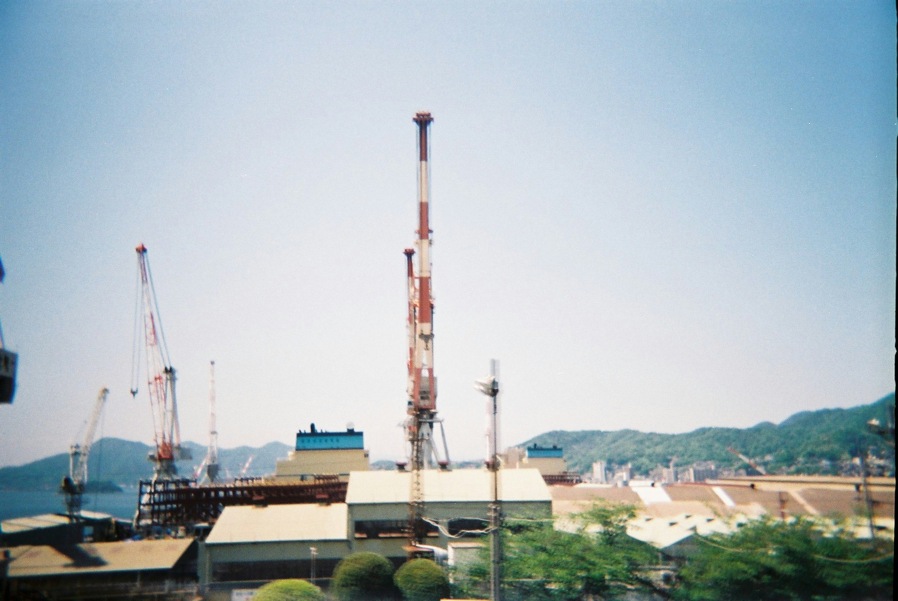 escena de puerto industrial con grúas y un barco