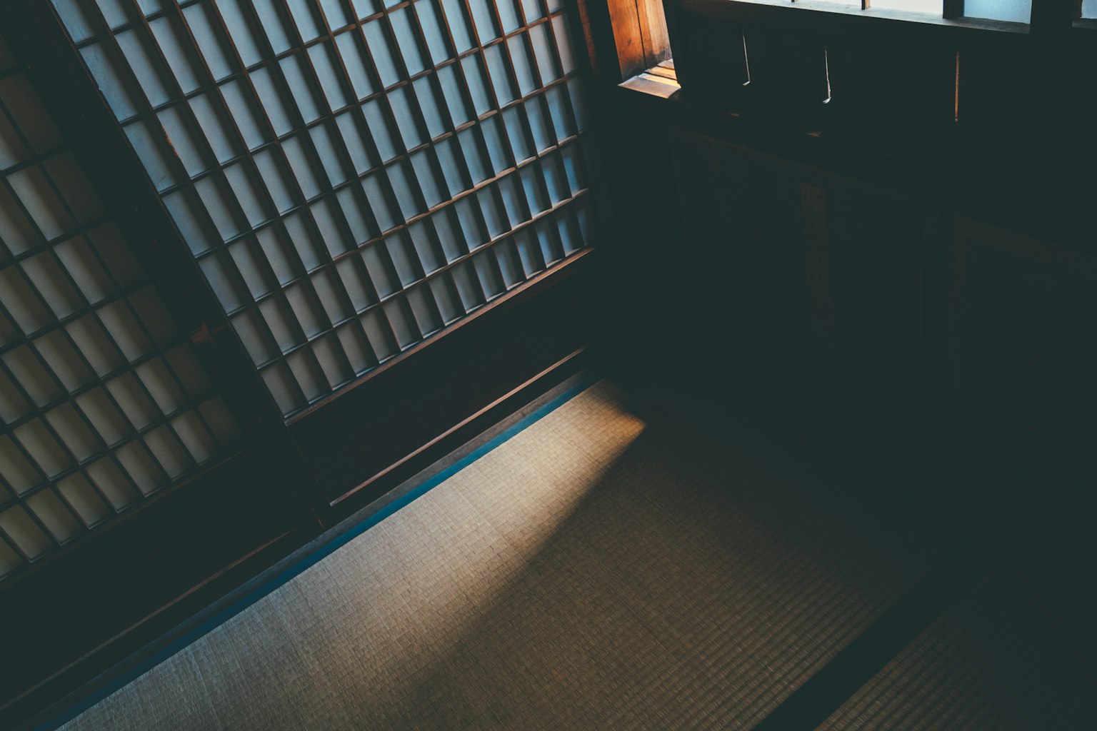 Luce che filtra sul pavimento tatami di una stanza giapponese tradizionale