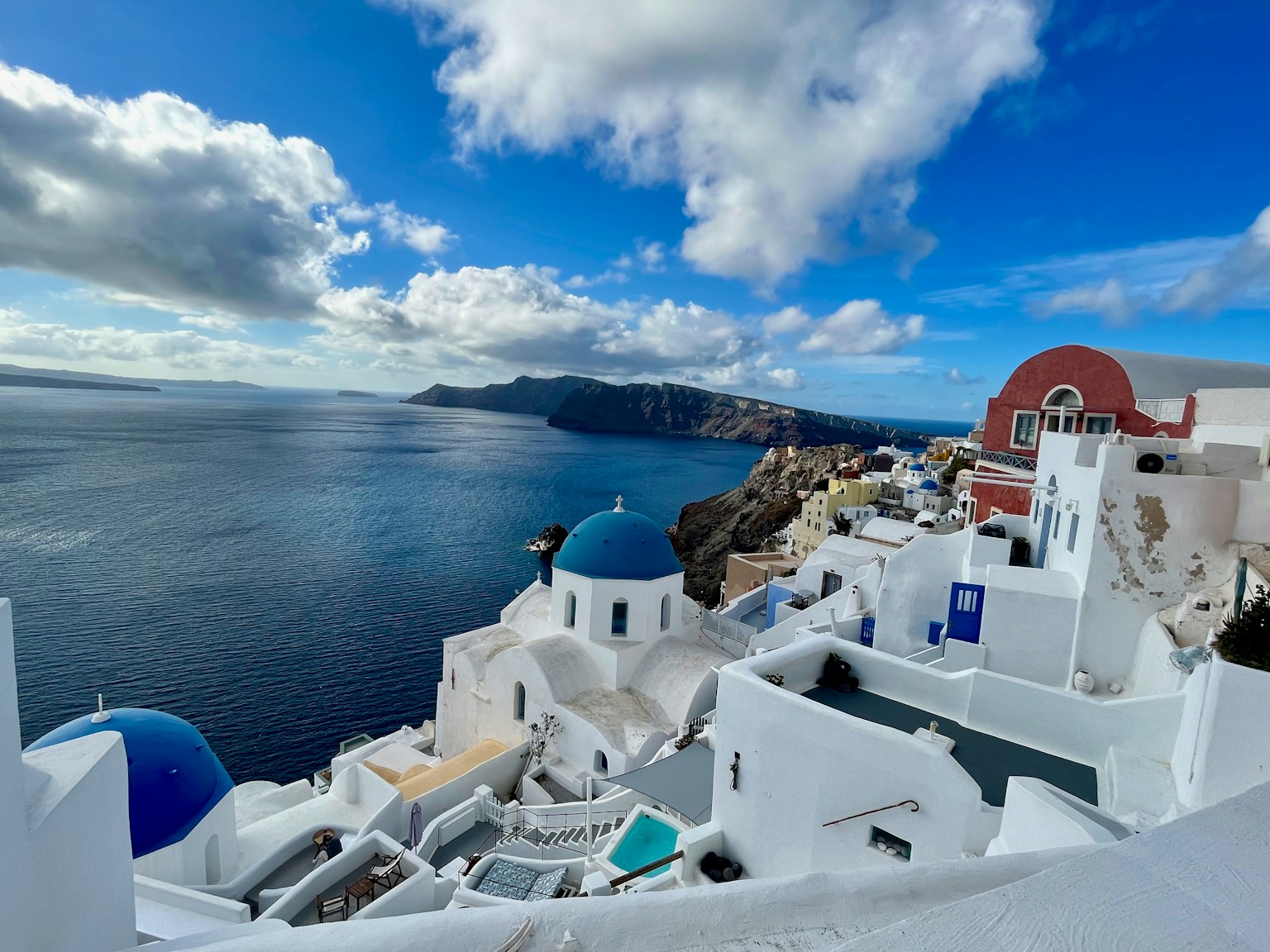 Vista costera de Santorini con edificios blancos y cúpulas azules