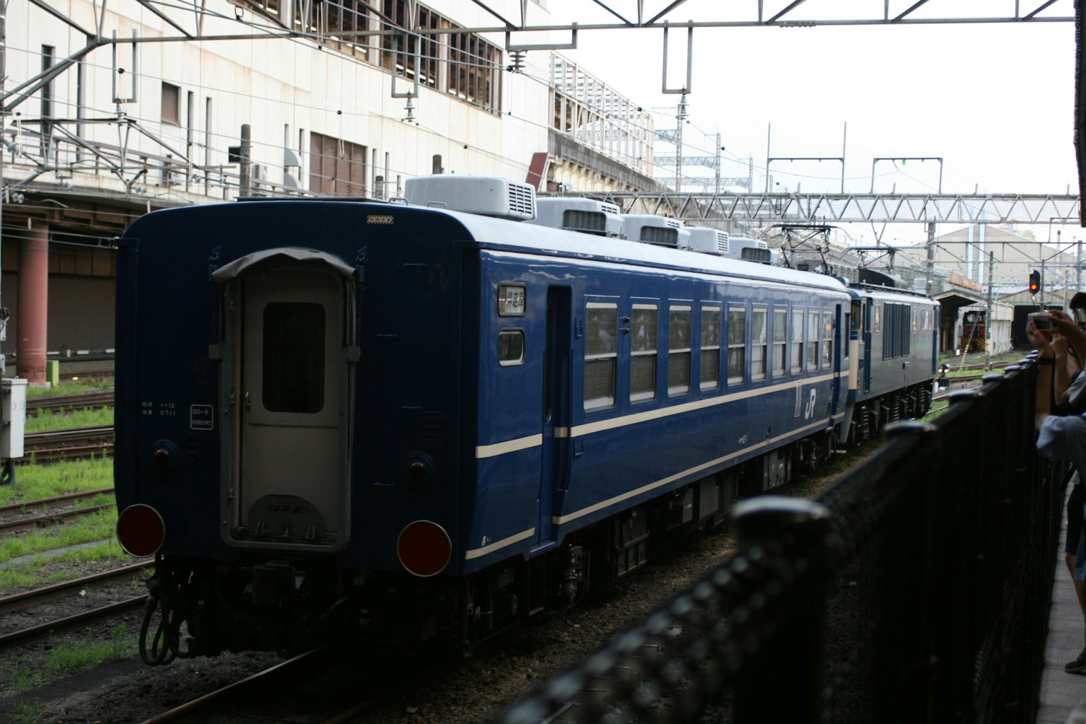 Kendaraan kereta berwarna biru diparkir di stasiun