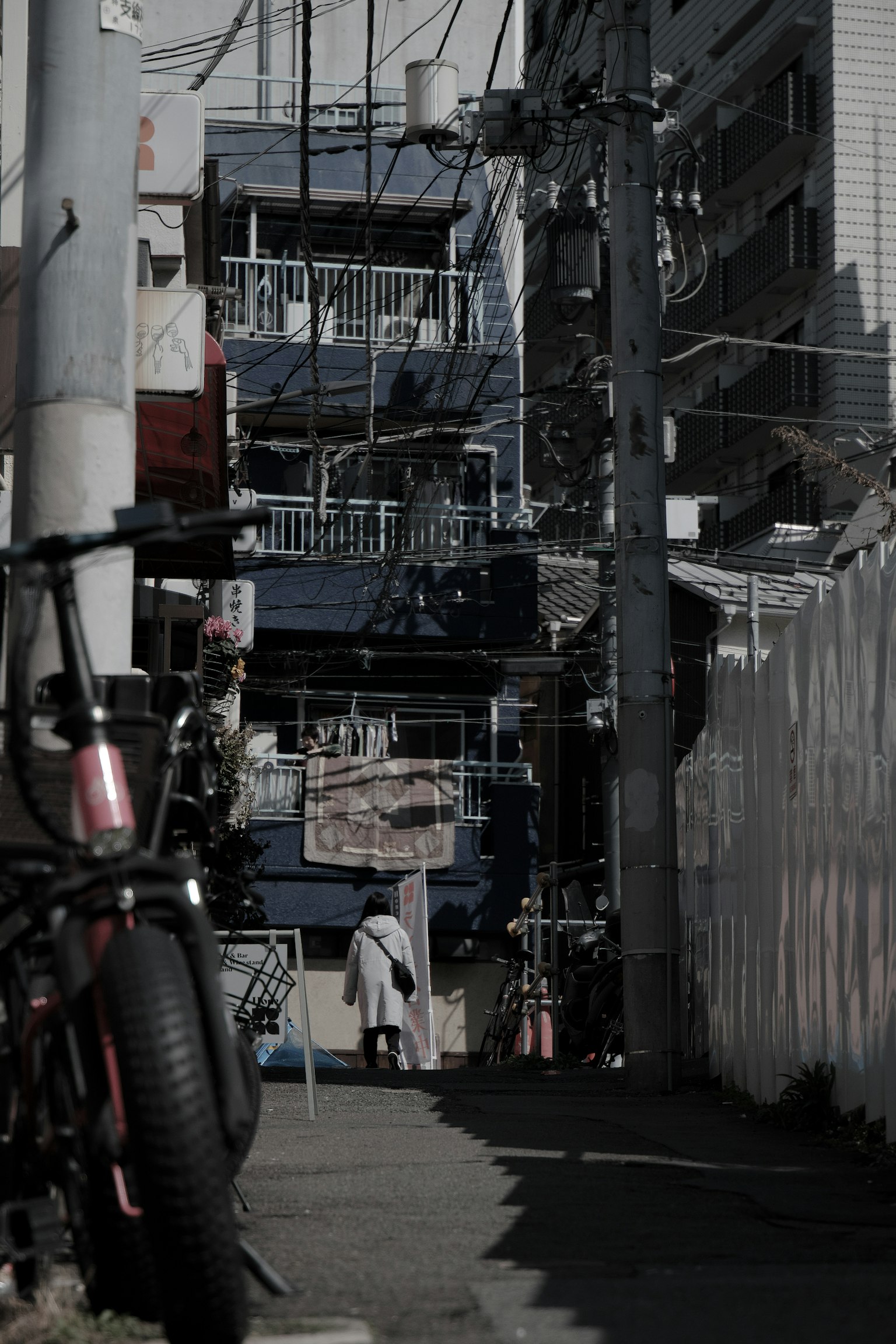 Vicolo stretto con una bicicletta in primo piano e edifici sullo sfondo