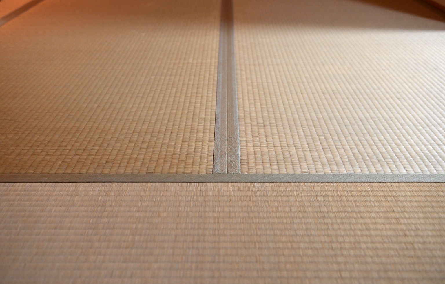 Motivi e texture dettagliati del pavimento in tatami in una stanza giapponese