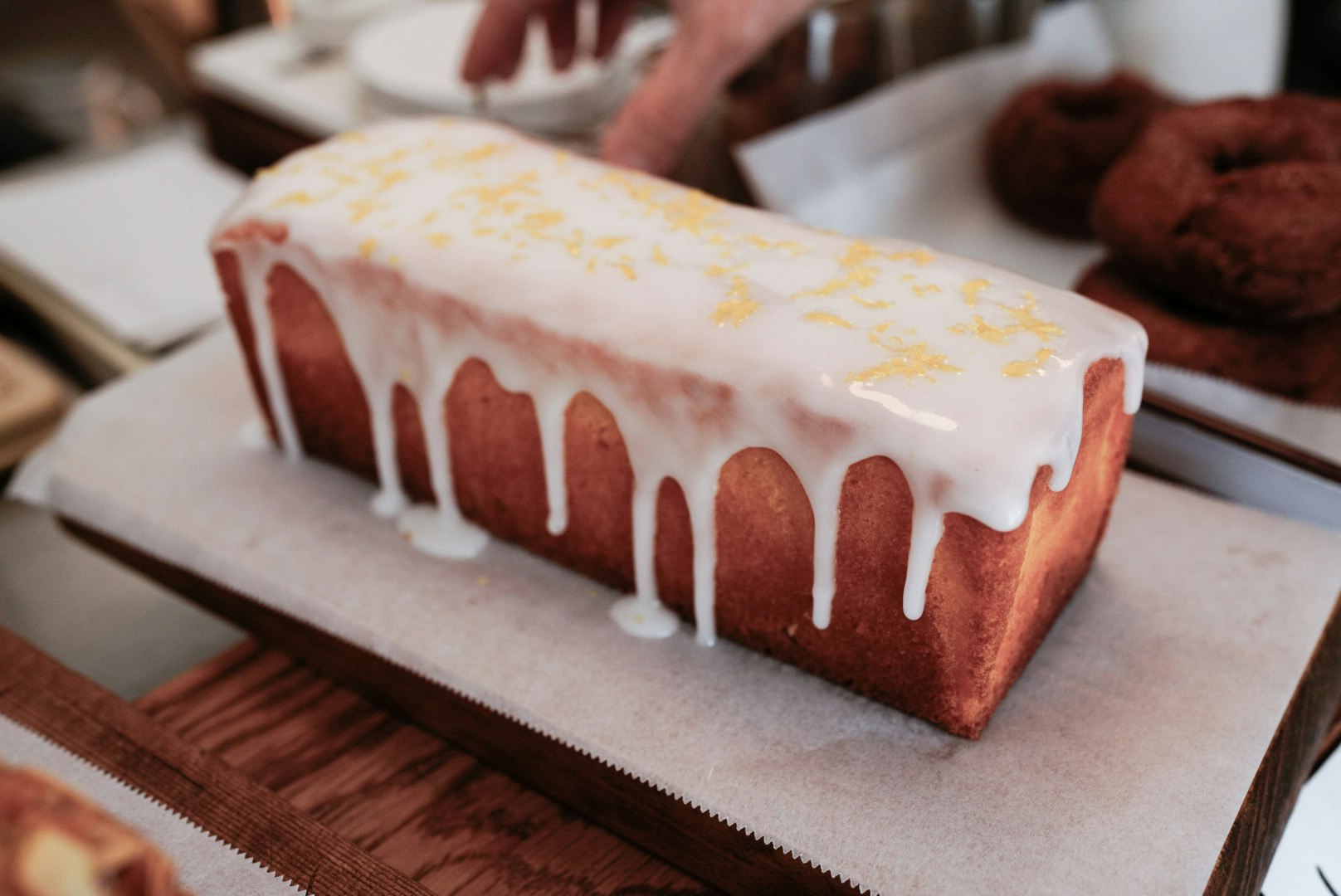 レモンケーキのアイシングが滴る焼き菓子
