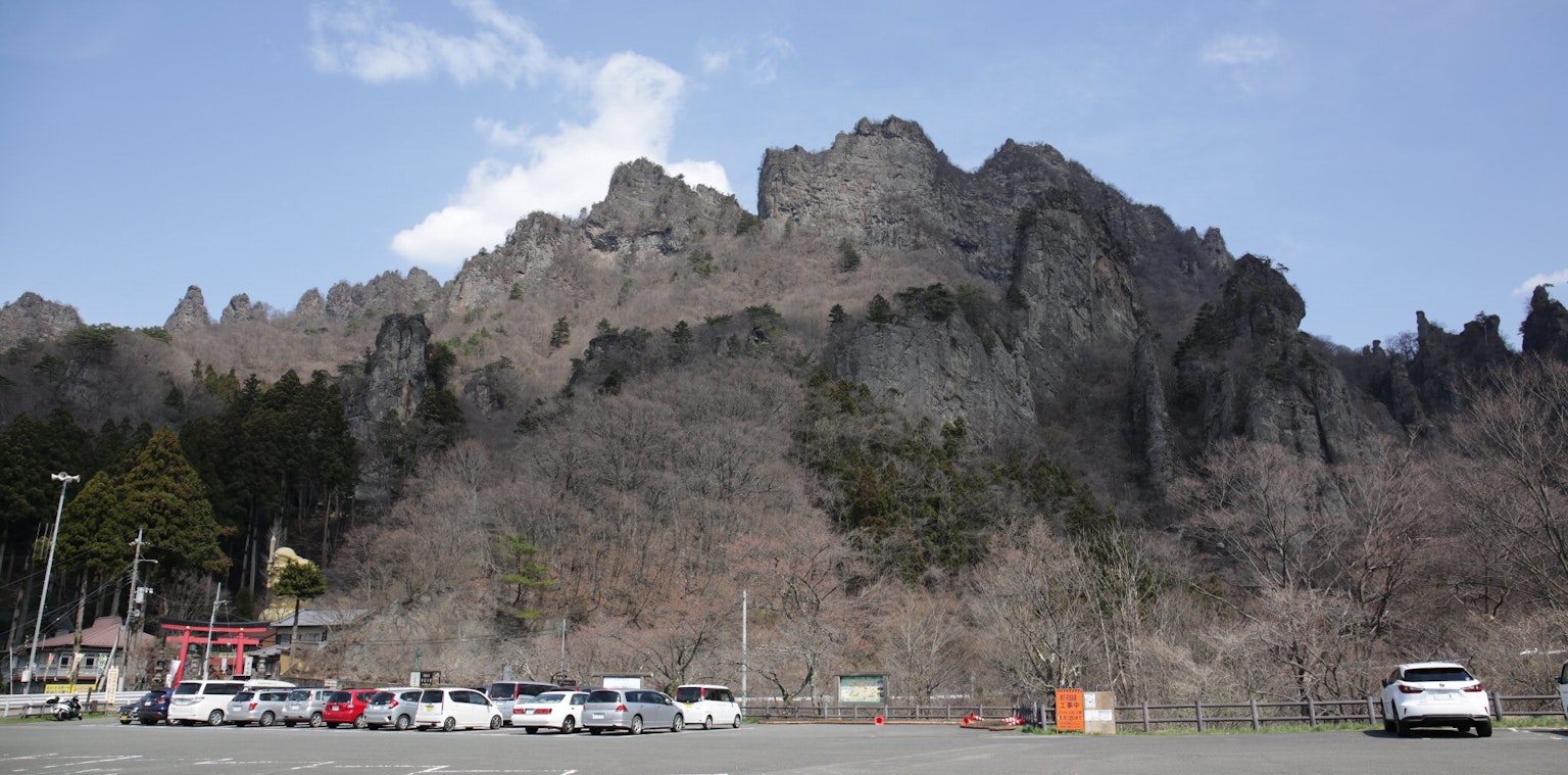 Vue panoramique de montagnes rocheuses avec des voitures garées au premier plan