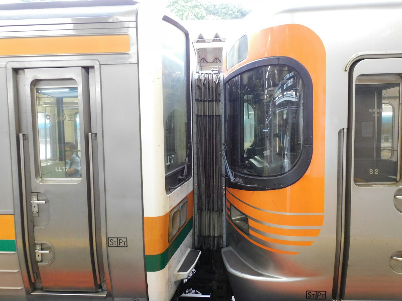 Dua kereta berada berdekatan satu sama lain