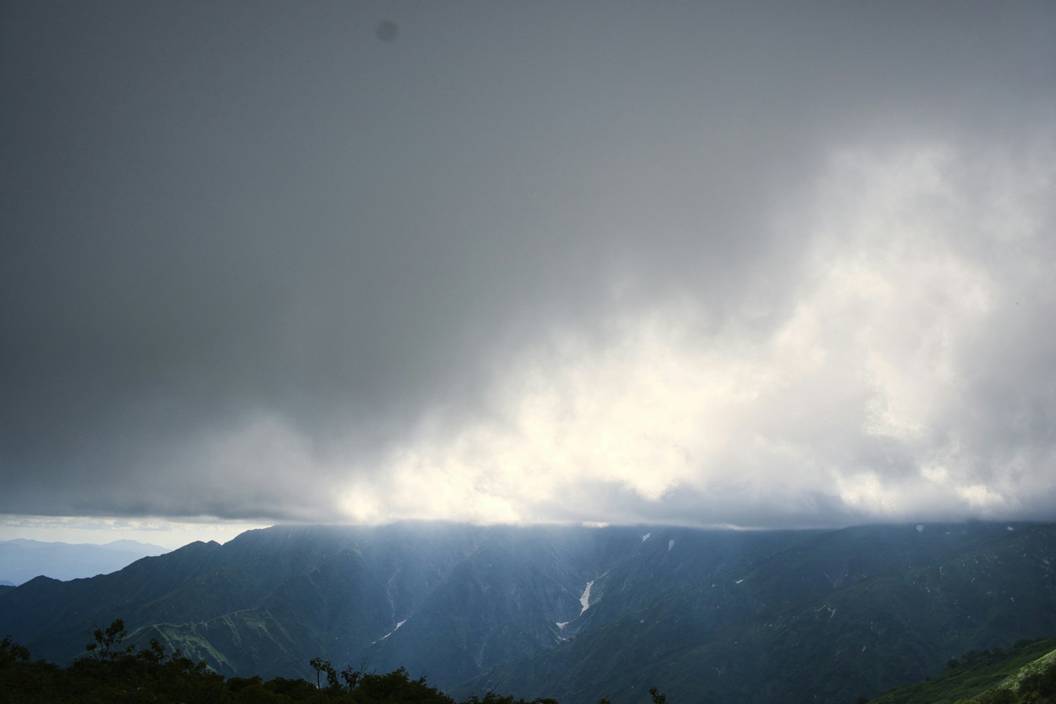 山脉景观，云层中透出光线
