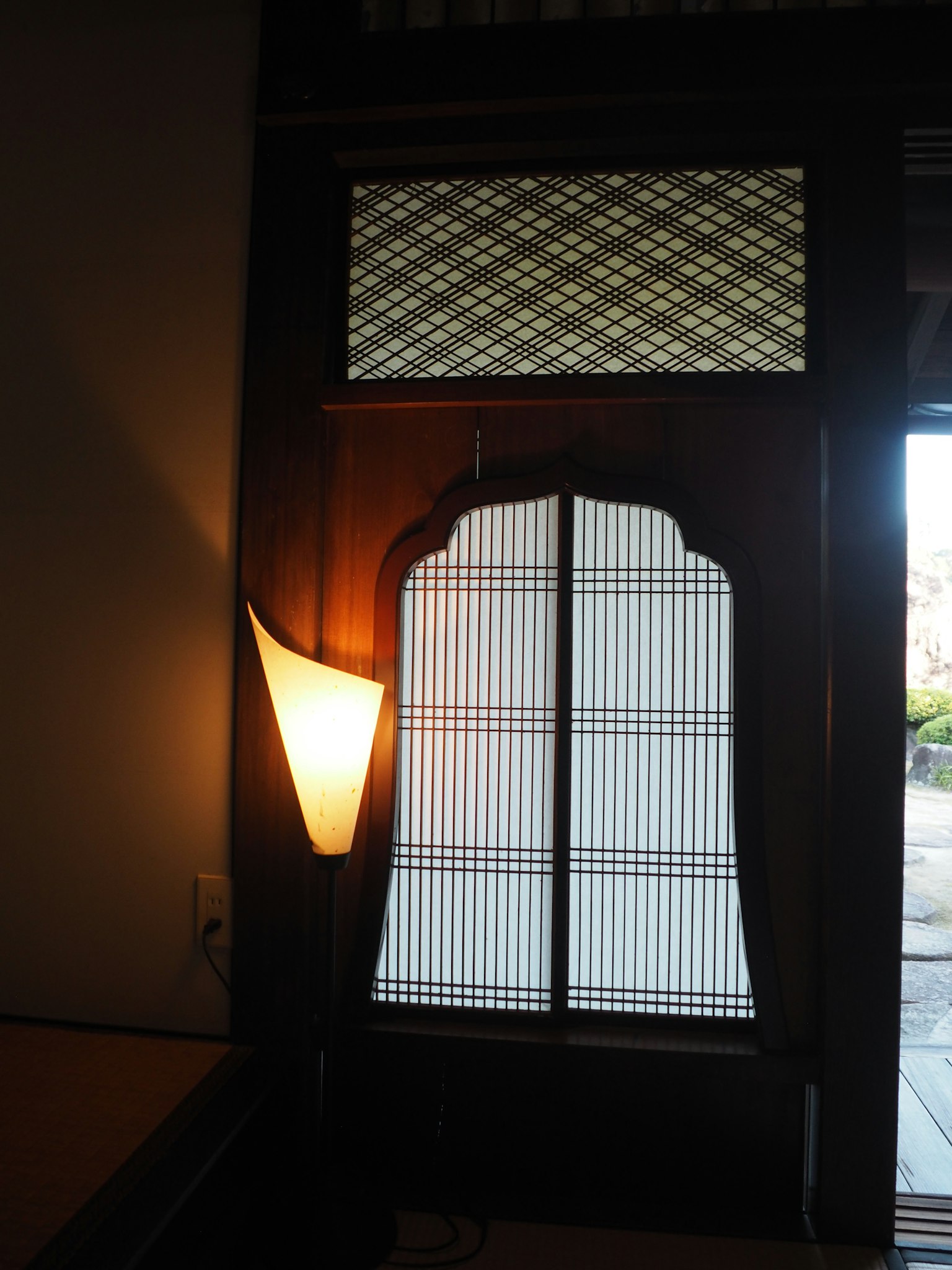 ์ผ๋ณธ์ ๋ฐฉ์ ์ด๋ฏธ์ง ๋ฌธ๊ณผ ๋จํ๊ฐ ์๋ ์์ง ๊ฒฉ์ ์ฐฝ๊ณผ ๋๋ฌด ๋ฌธ