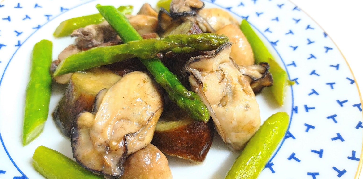 Gebratenes Hühnchen mit Spargel auf einem dekorativen Teller