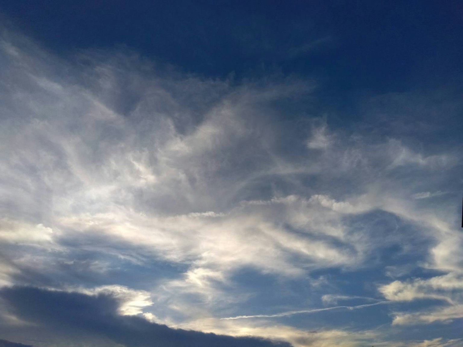 Una vista panoramica di nuvole bianche morbide contro un cielo blu