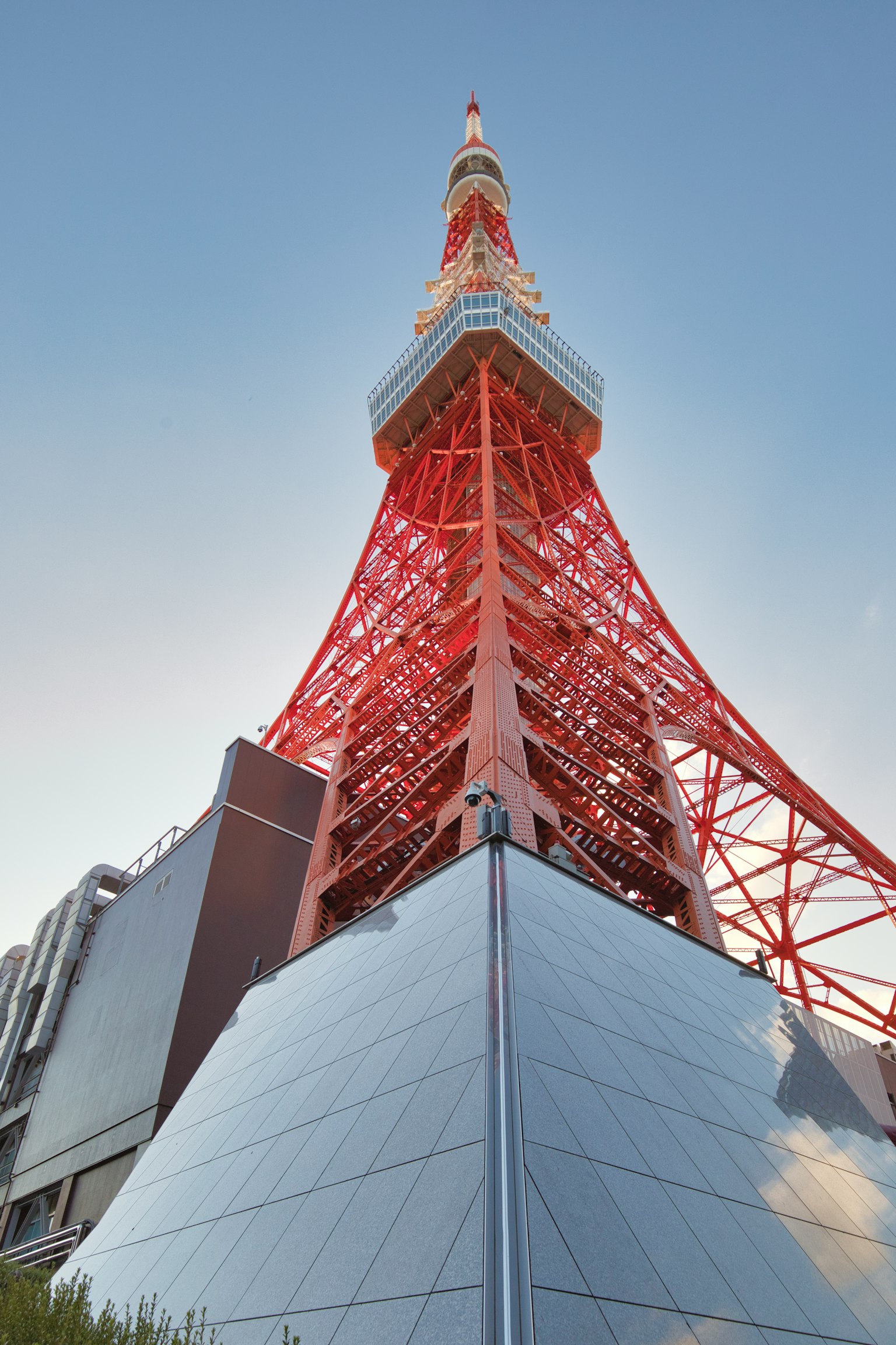 Góc nhìn từ dưới lên của Tháp Tokyo nổi bật cấu trúc thép đỏ của nó