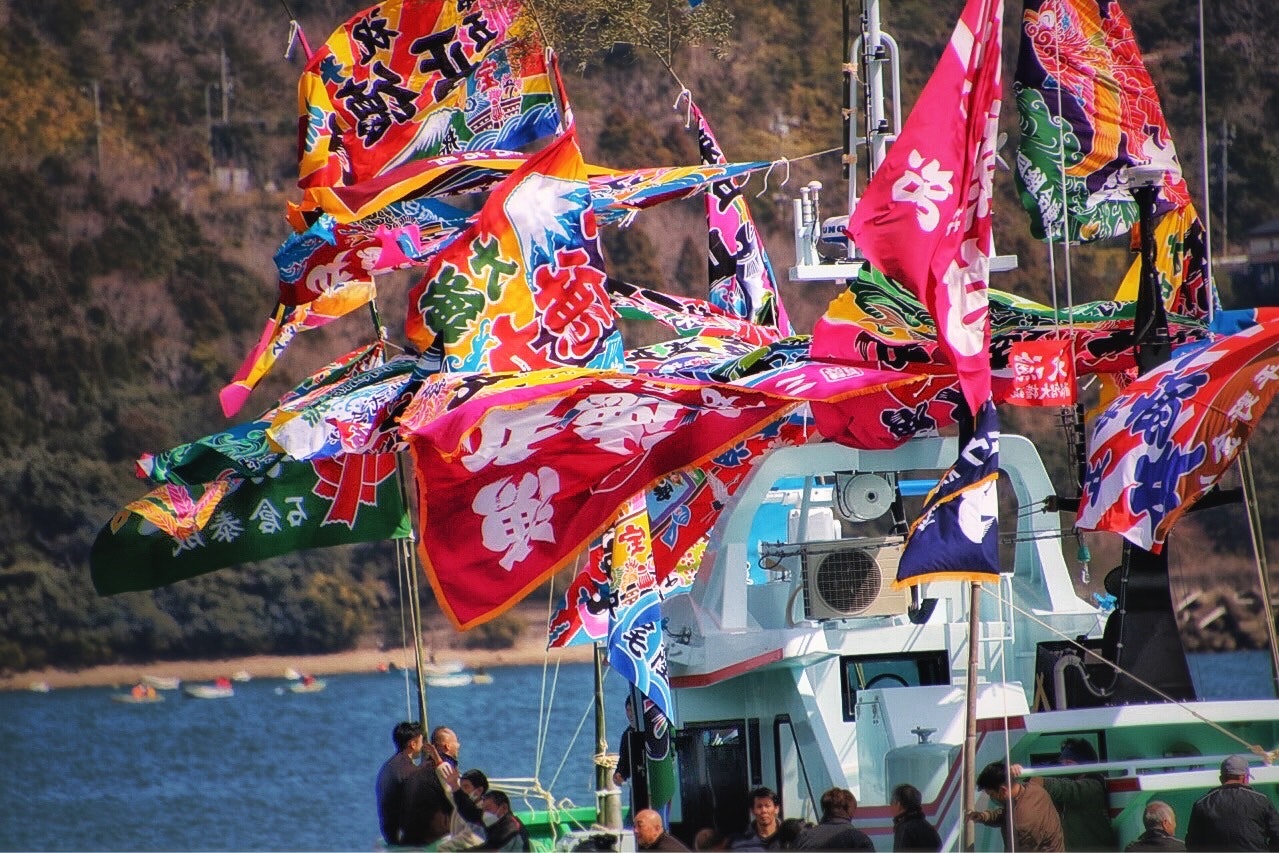 三重県の漁港で掲げられた大漁旗の船