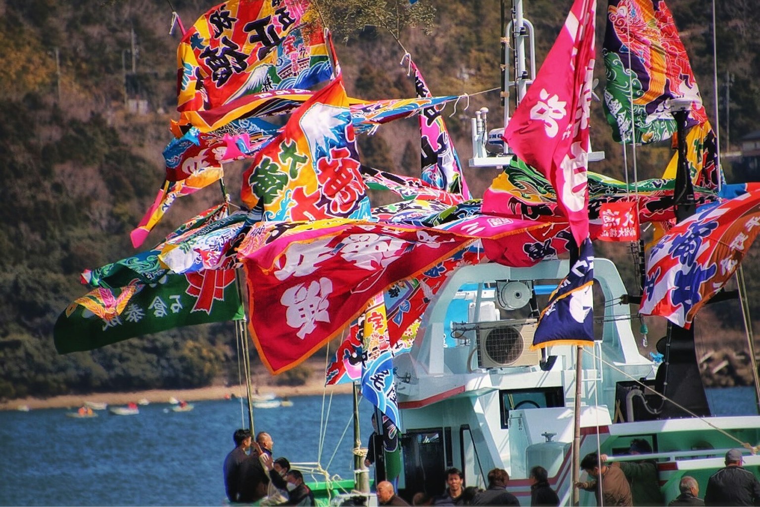 水面上的渔船装饰着五彩斑斓的旗帜