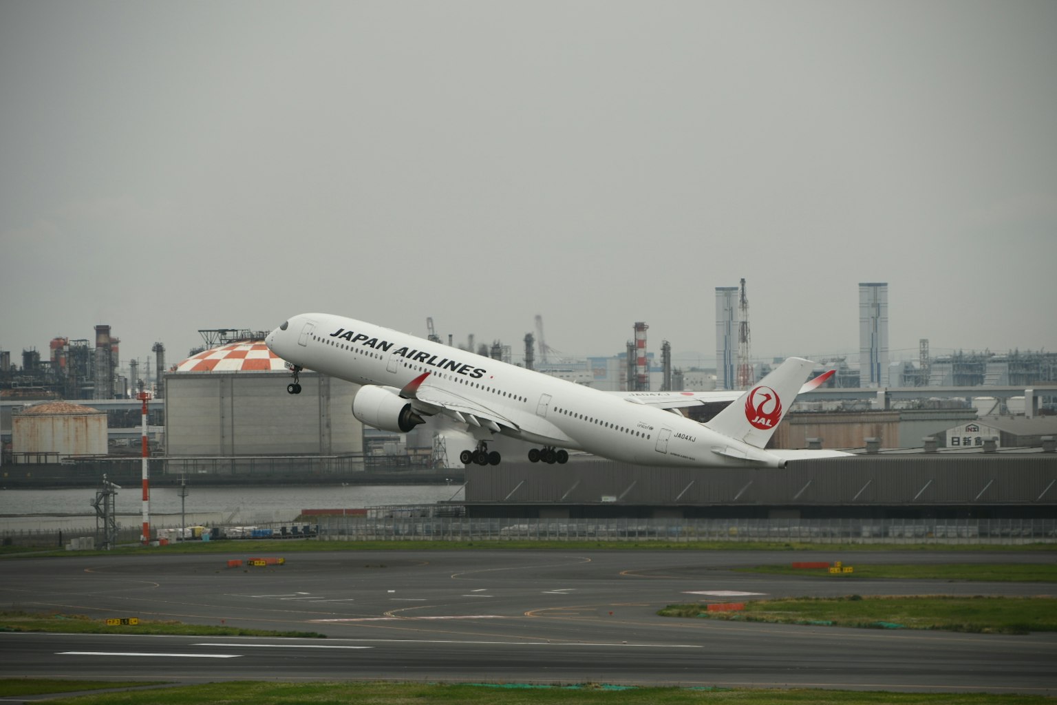 日本航空客機在陰雲密布的天空中起飛