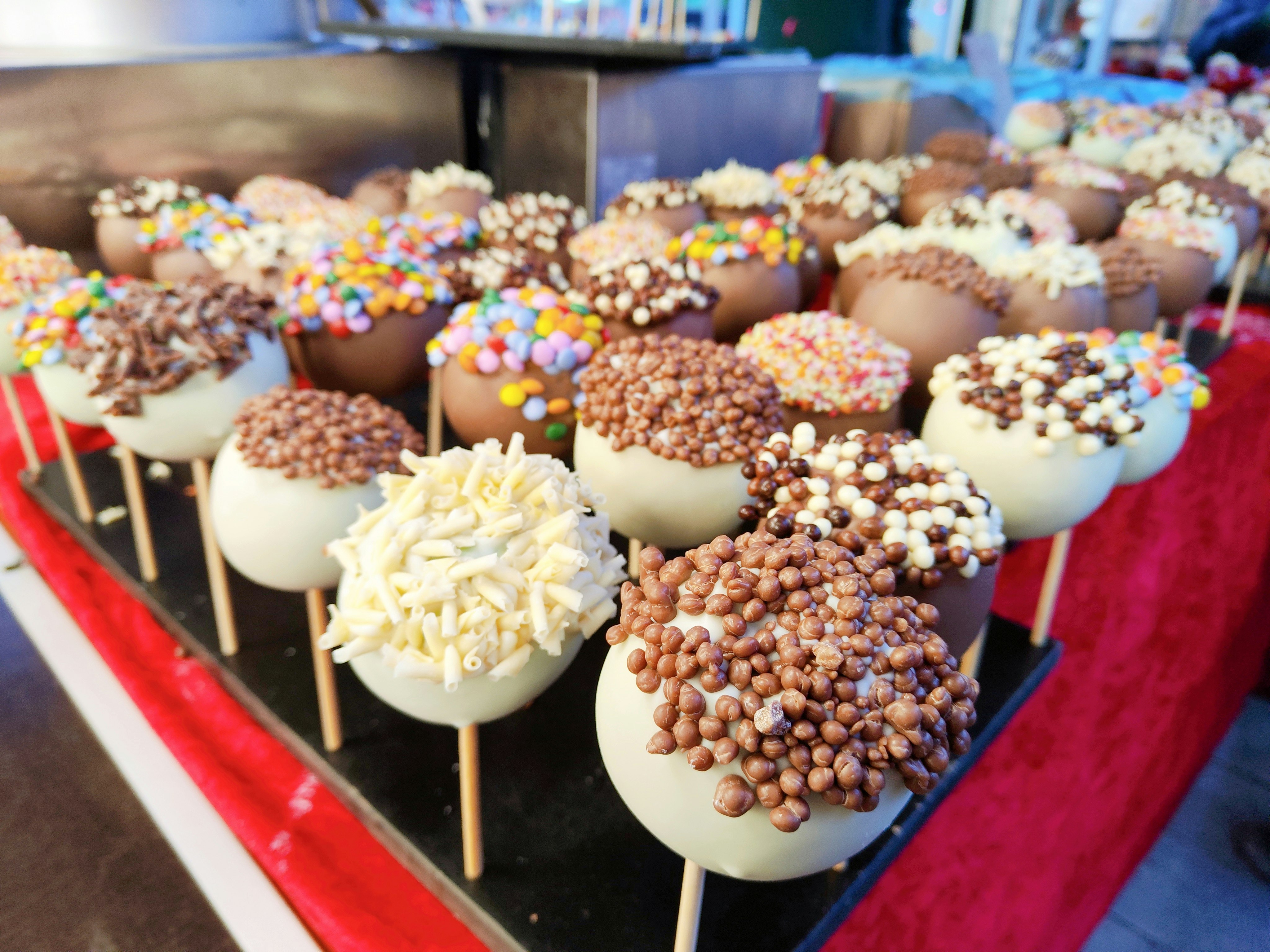 pops de chocolate coloridos en una vitrina de mercado