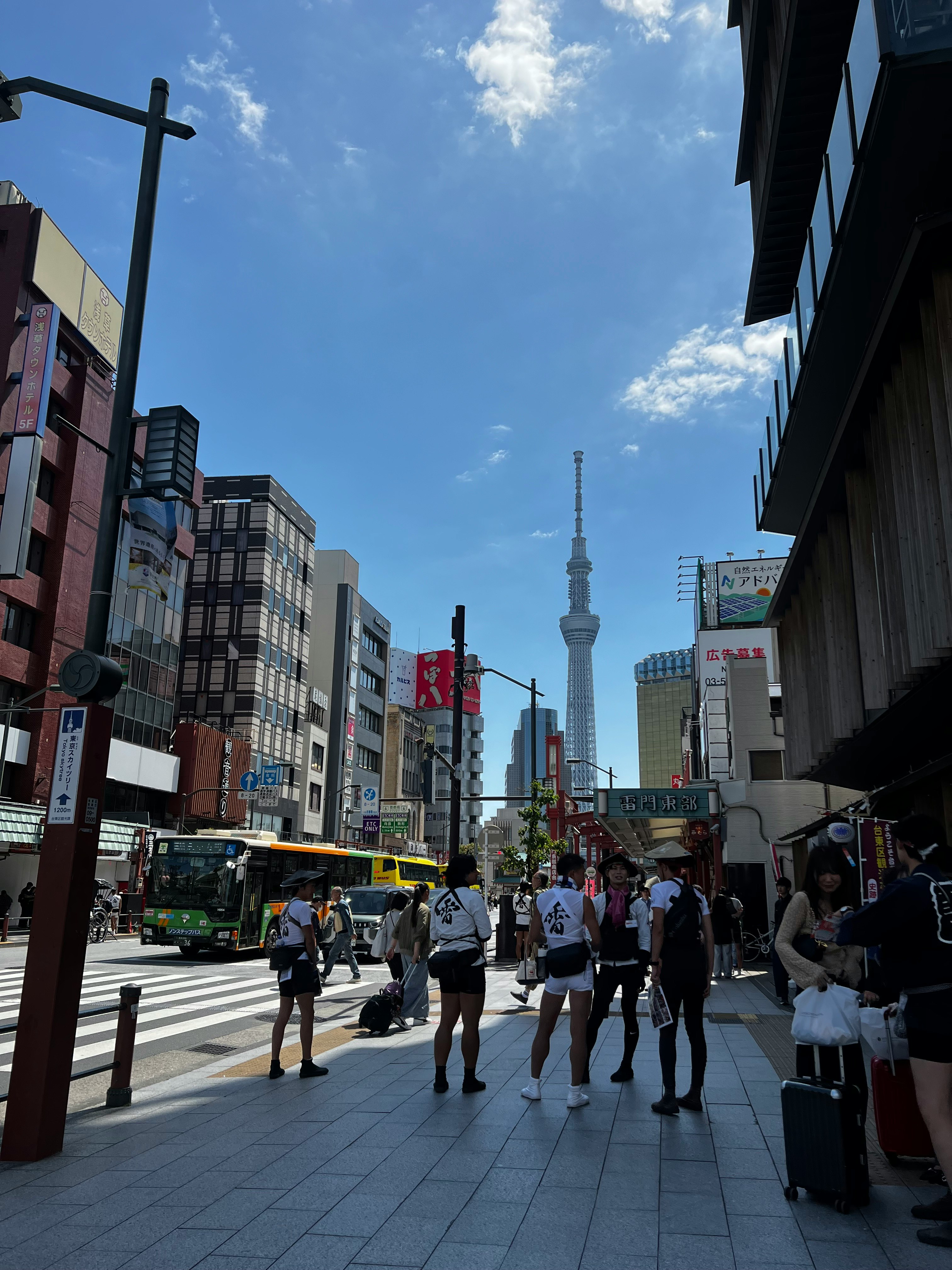 东京浅草街头行人步行的街景