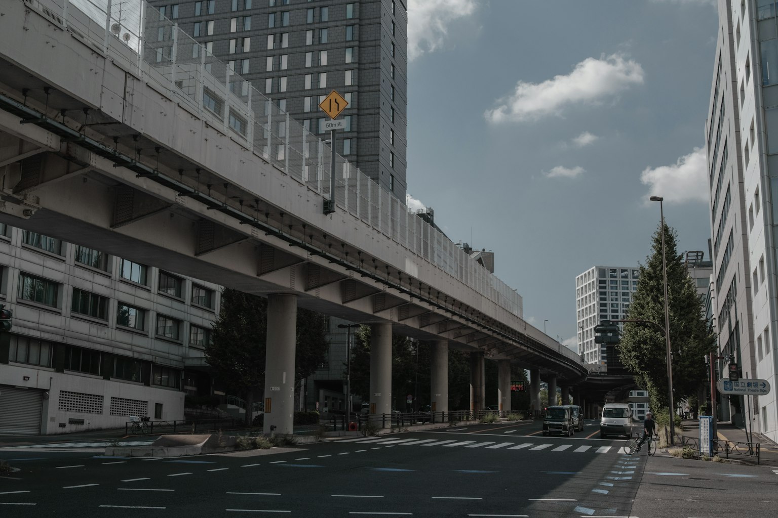 Scena urbana con grattacieli e una strada sopraelevata
