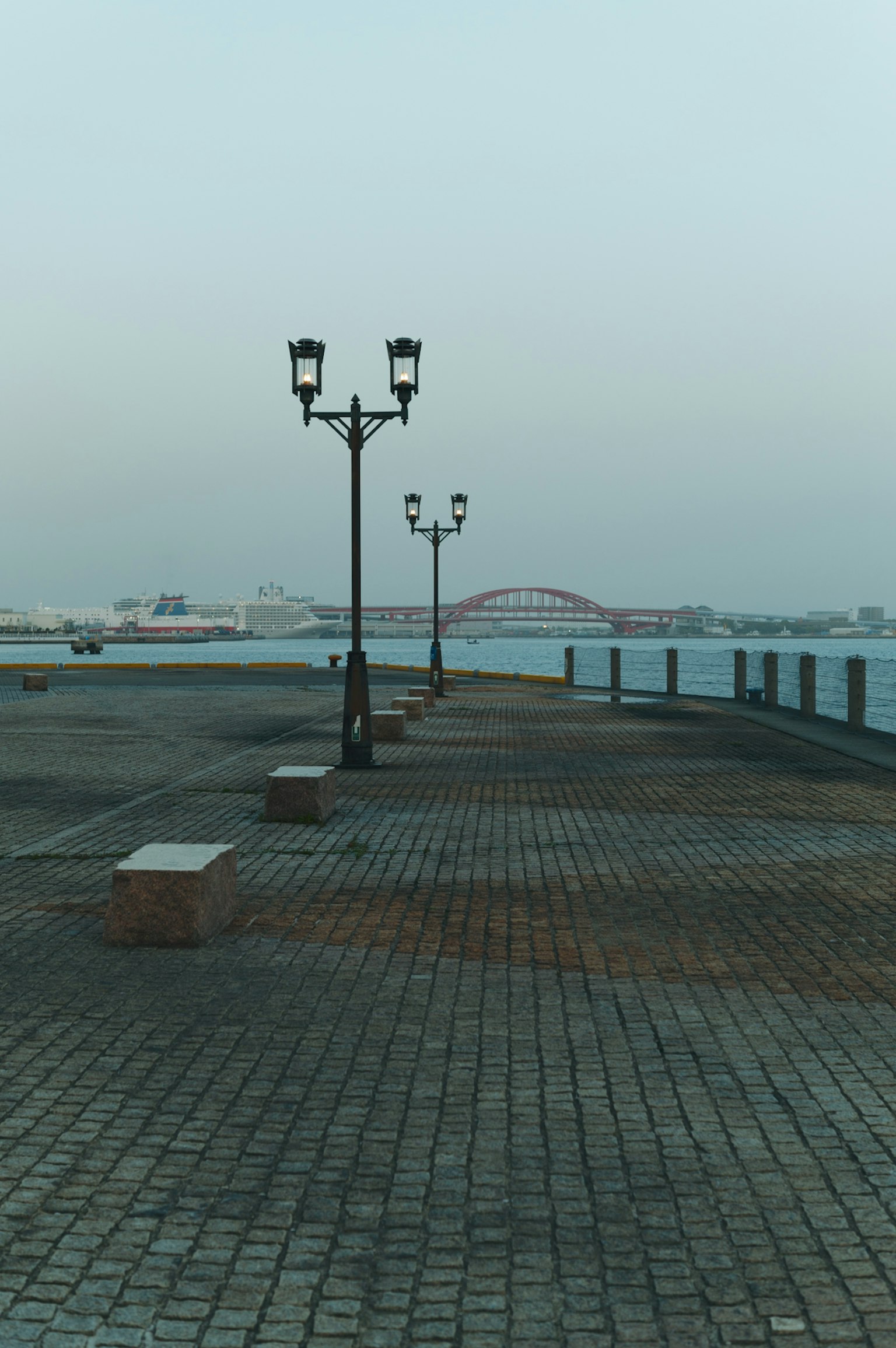 Promenade tranquille au bord de l'eau avec des lampadaires et des bancs