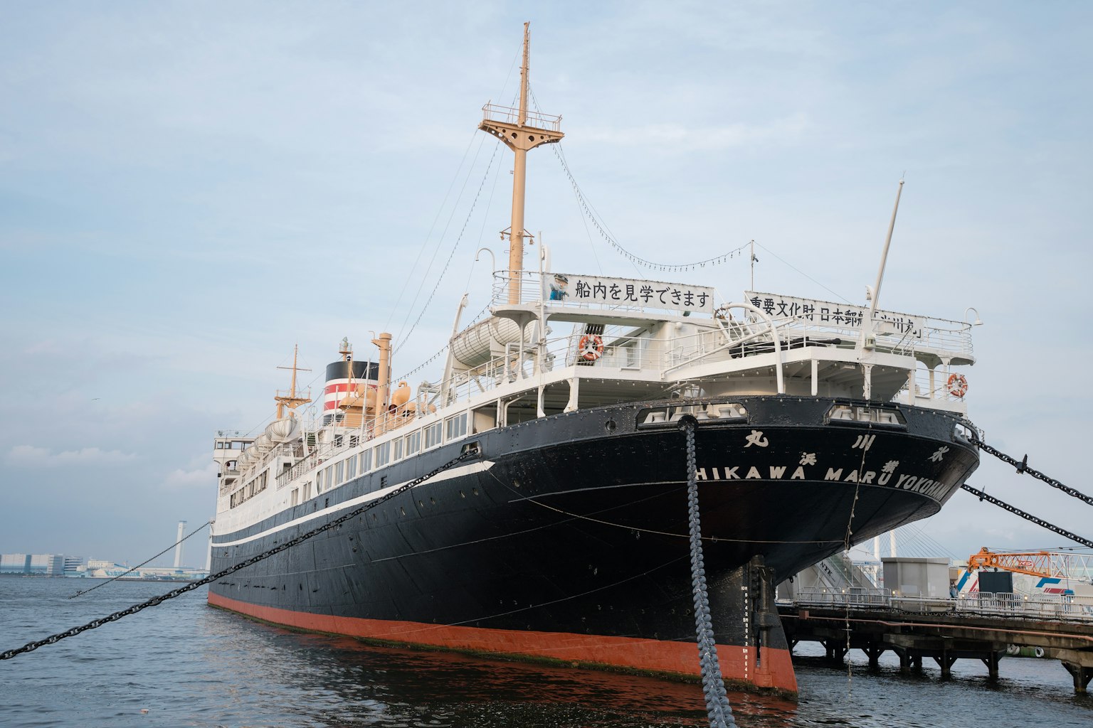 Kapal penumpang bersejarah yang berlabuh di pelabuhan Yokohama