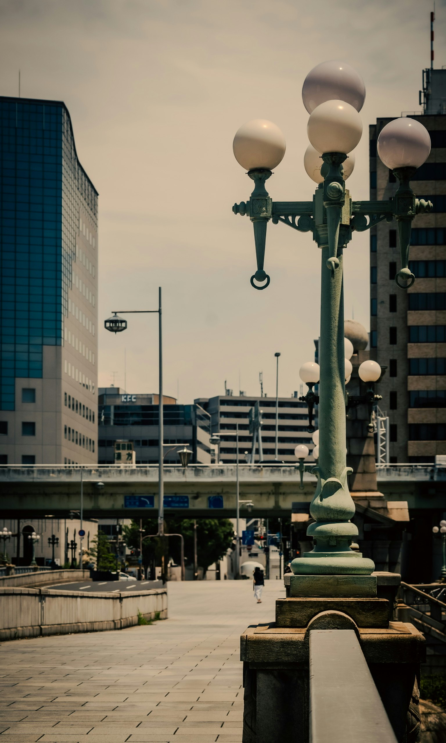 城市景觀，街燈與現代建築