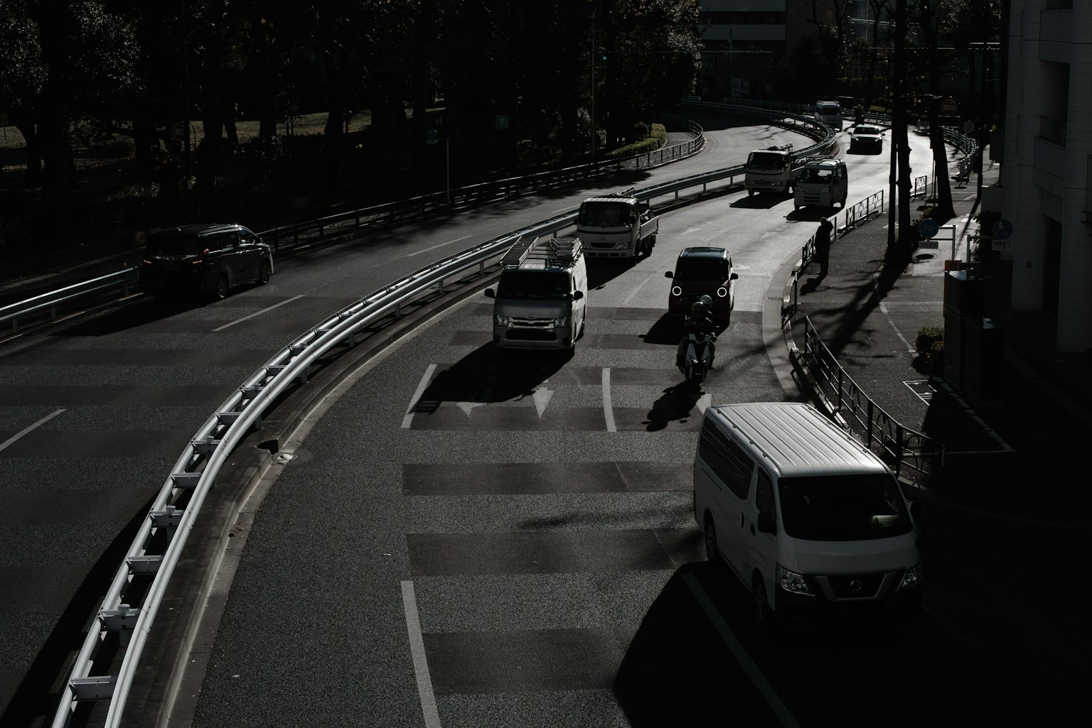 黑暗道路上车辆和自行车的场景
