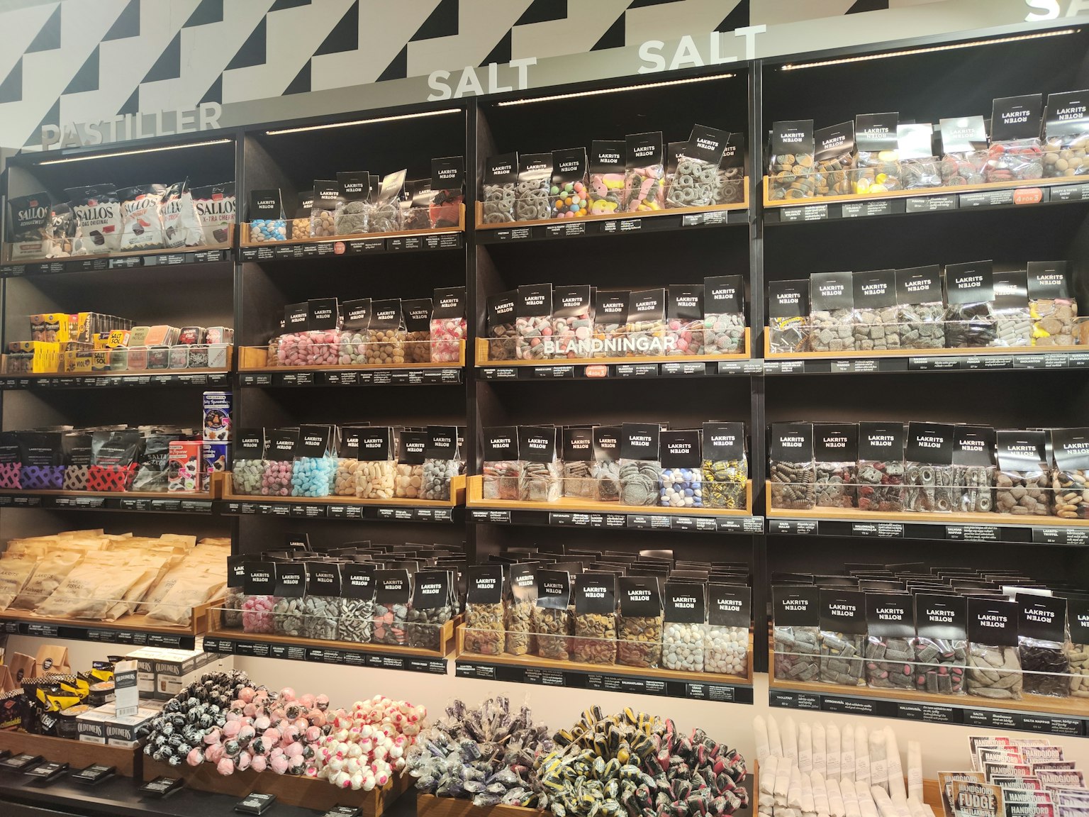 Varietà di pacchetti di sale esposti su scaffali in un negozio