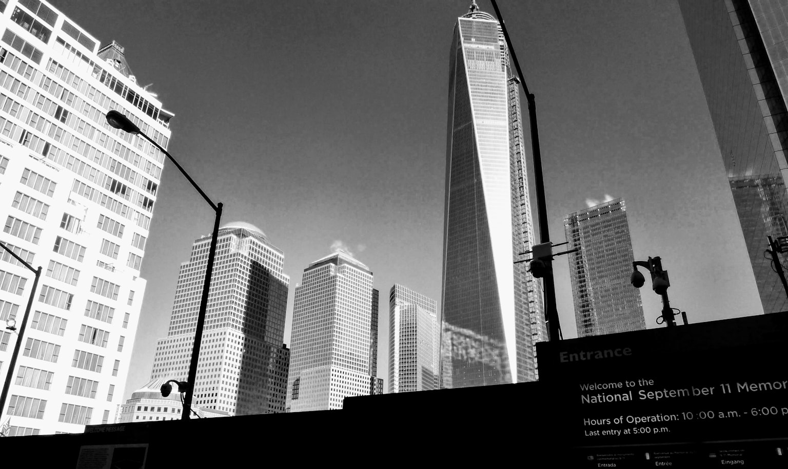 黑白城市景觀中的摩天大樓圖像