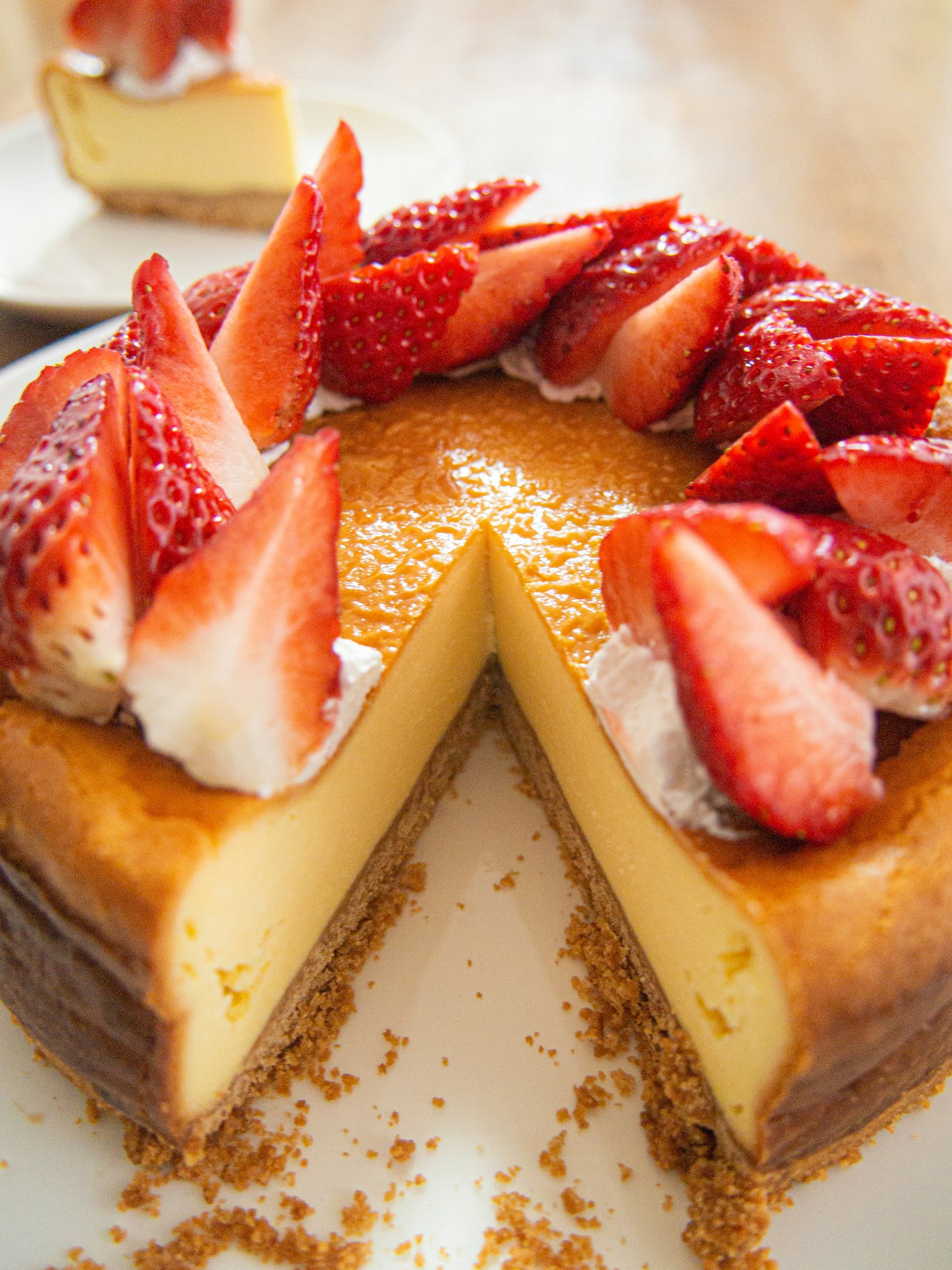 Tranche de cheesecake crémeux garnie de fraises fraîches
