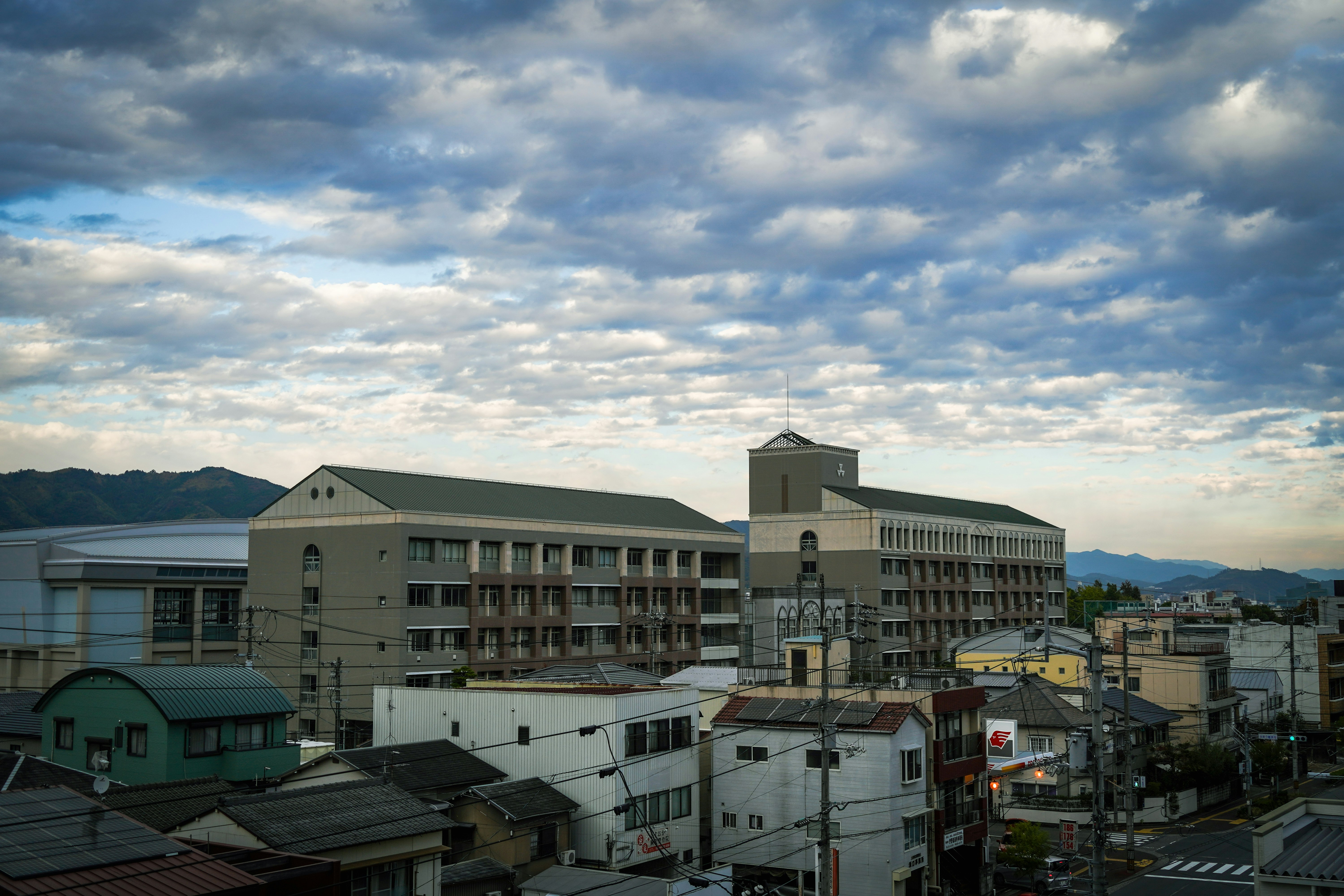 山並みを望む建物群のある街並み