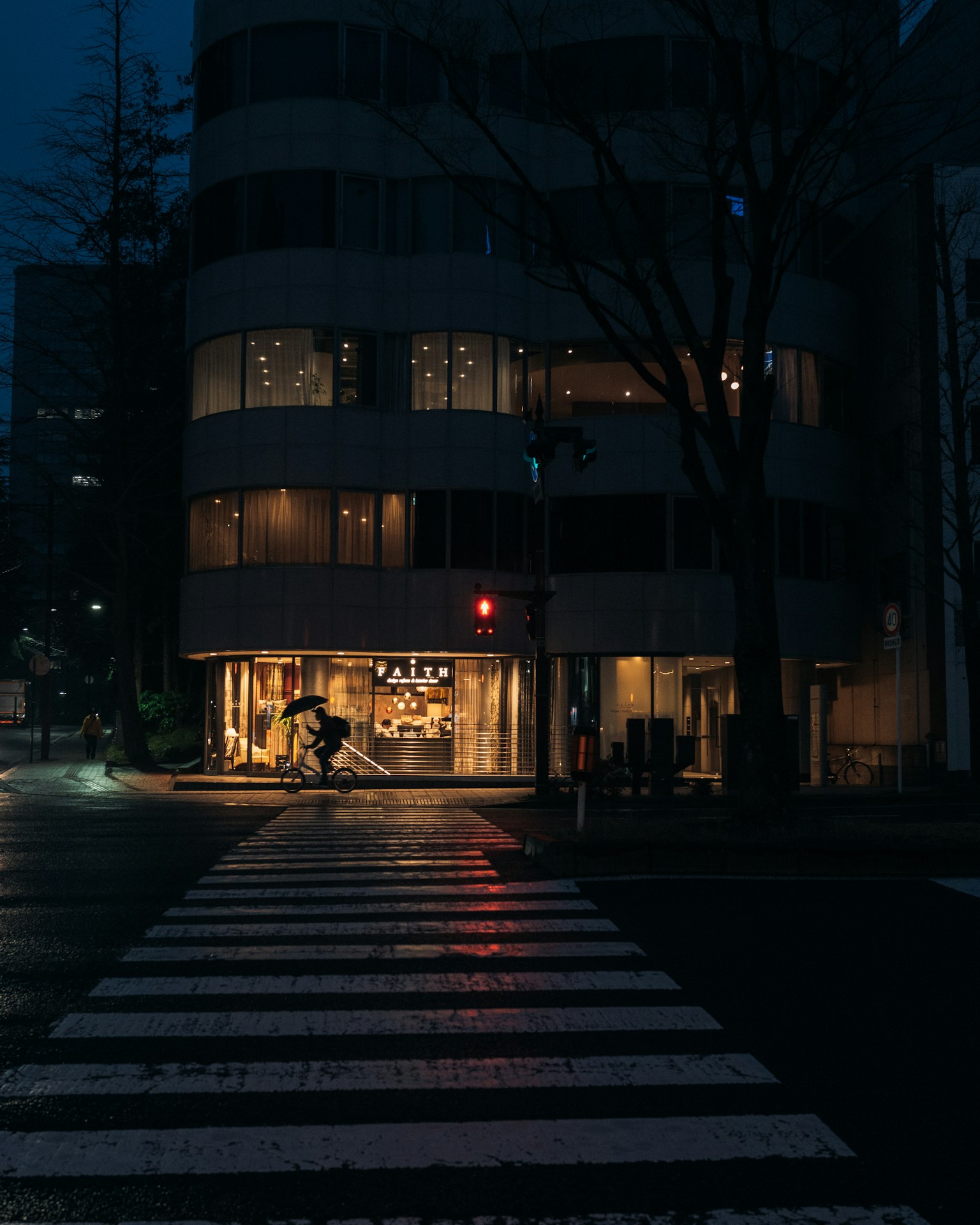 夜晚街角的现代建筑与人行横道