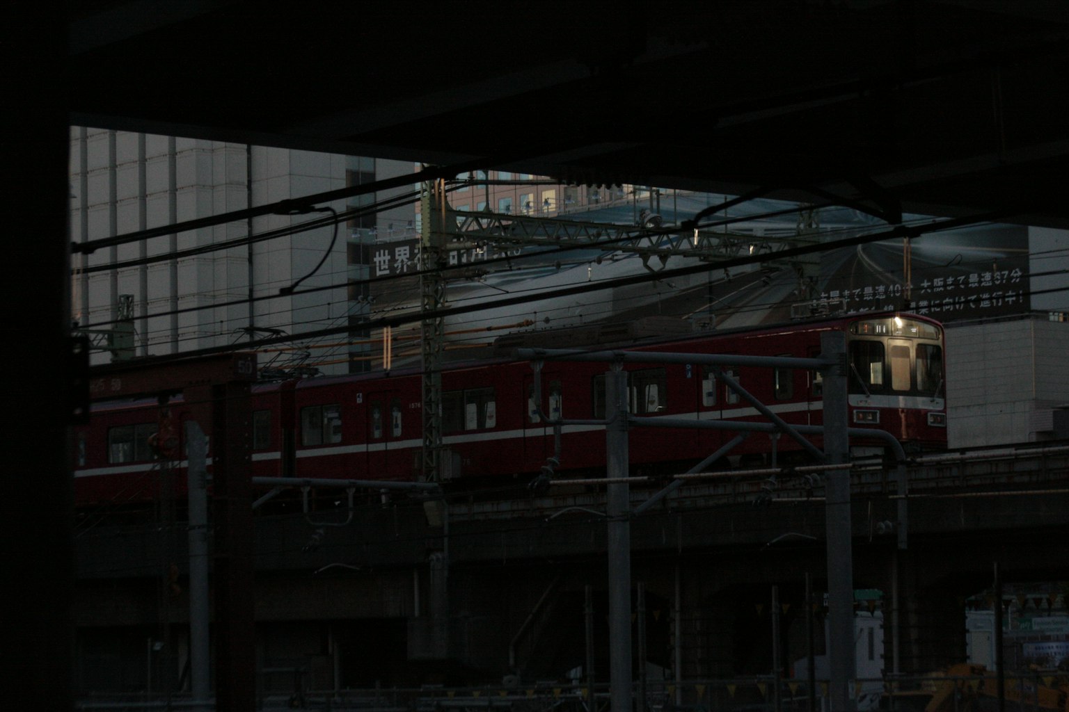 一列红色火车穿过城市背景