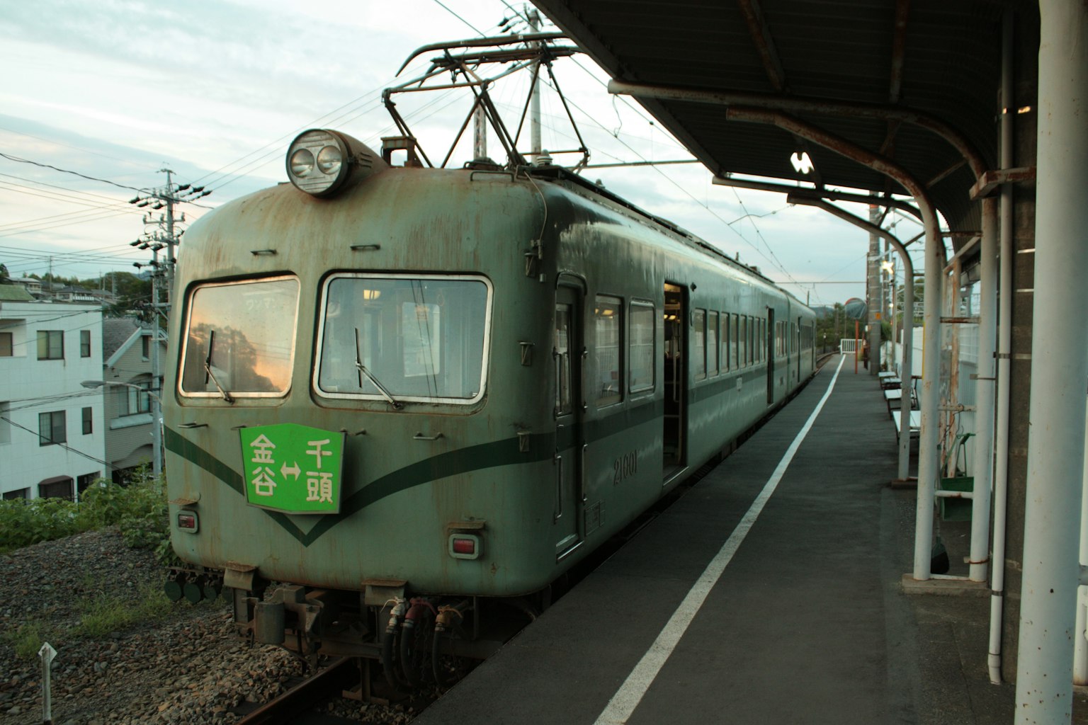 一列綠色火車停在車站月台上